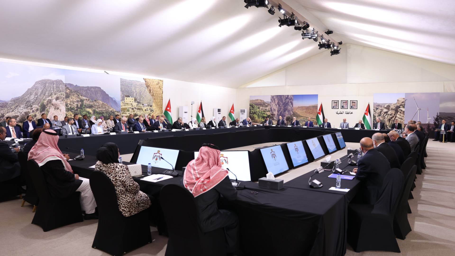 مجلس الوزراء يعقد جلسة في محافظة الطفيلة