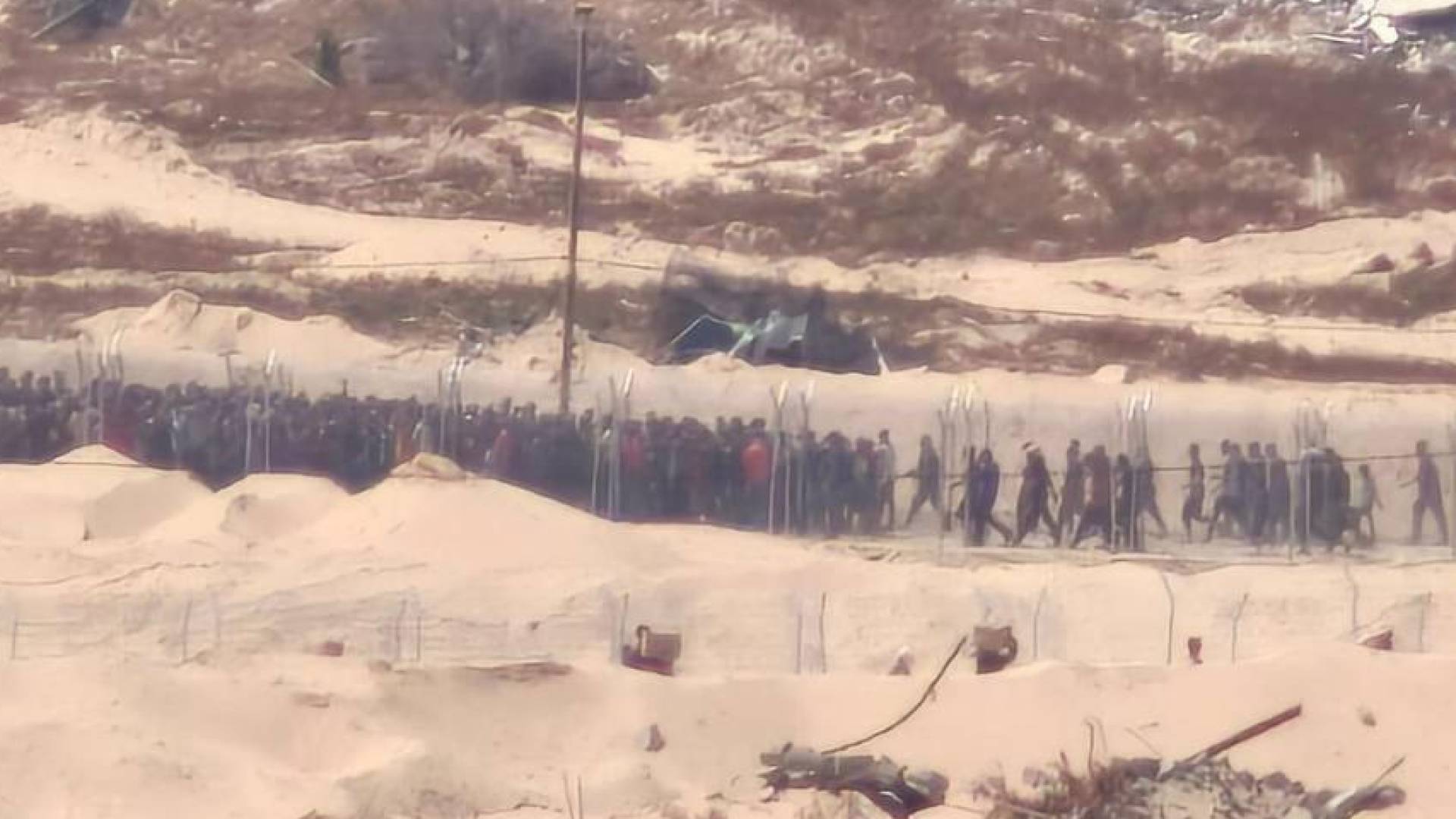 مشهد خلال محاولة سكان غزة الحصول على المساعدات