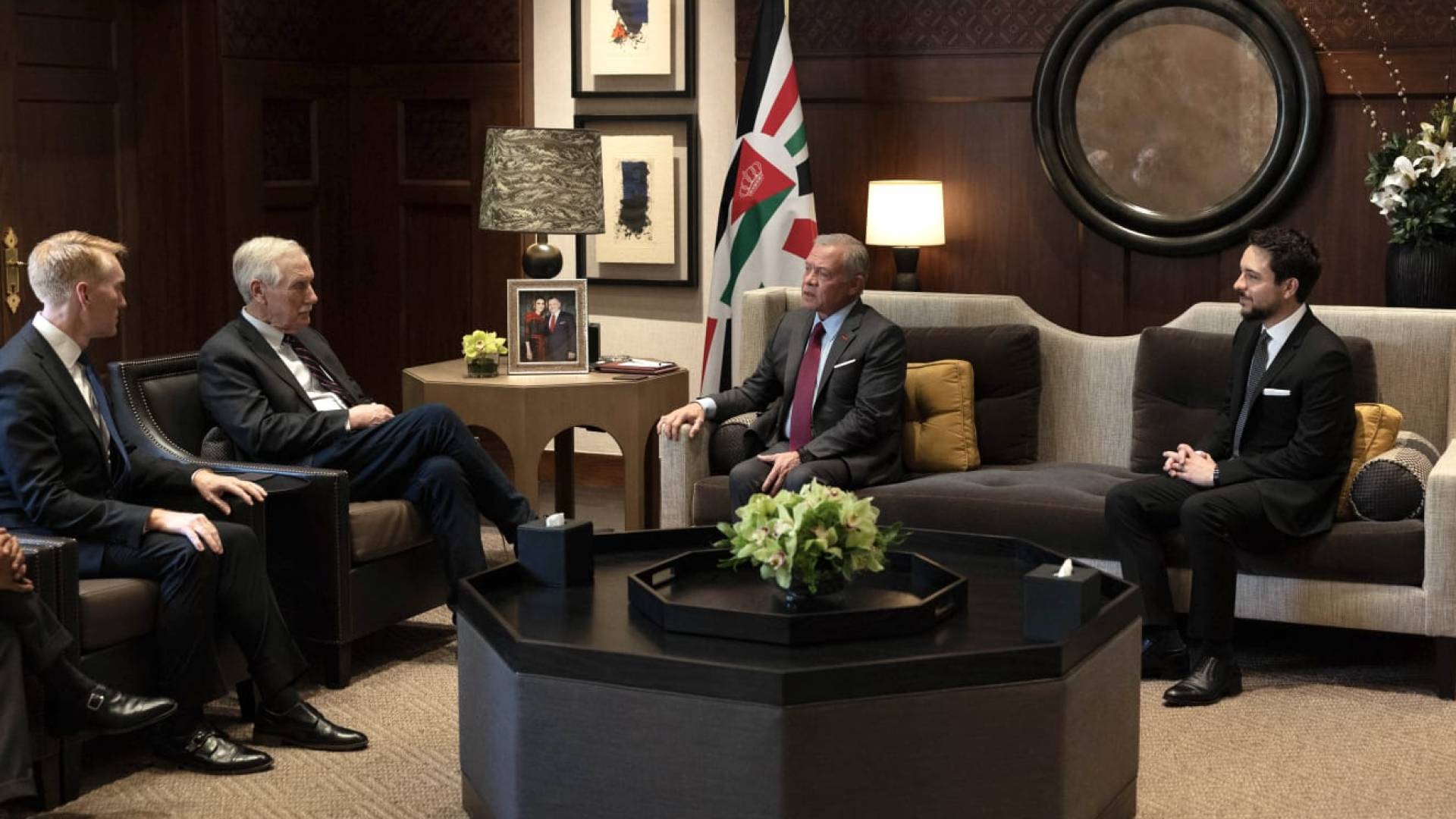 الملك يلتقي عضوين من مجلس الشيوخ الأمريكي