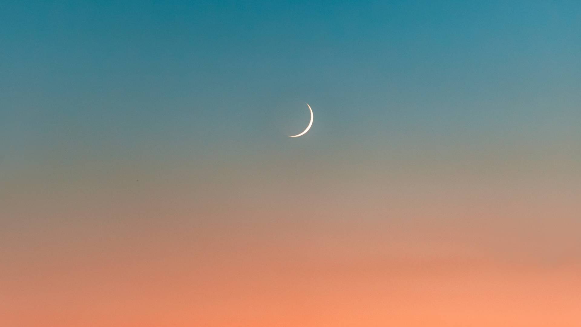 هلال يتوسط السماء