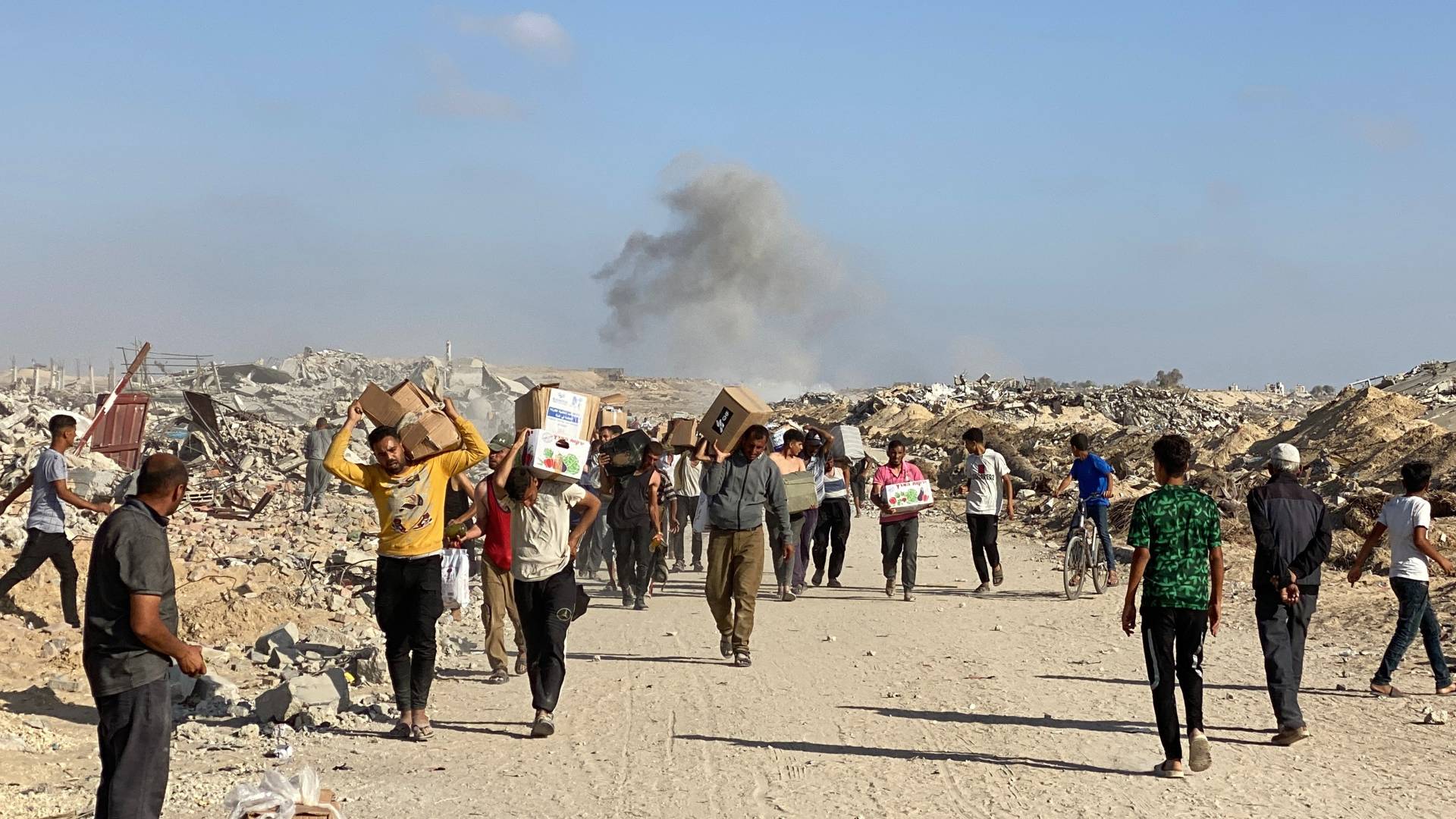 نازحون فلسطينيون يستلمون طرودًا غذائية