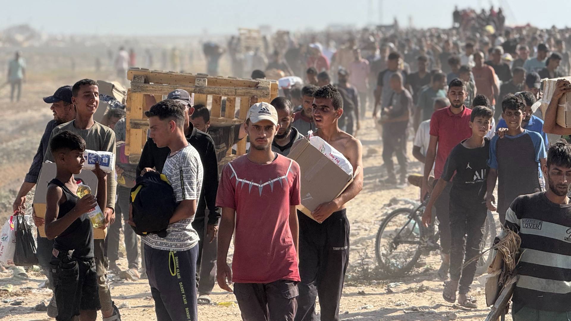 نازحون فلسطينيون يتلقون طرودا غذائية من مؤسسة مدعومة أمريكيا تتعهد بتوزيع مساعدات إنسانية