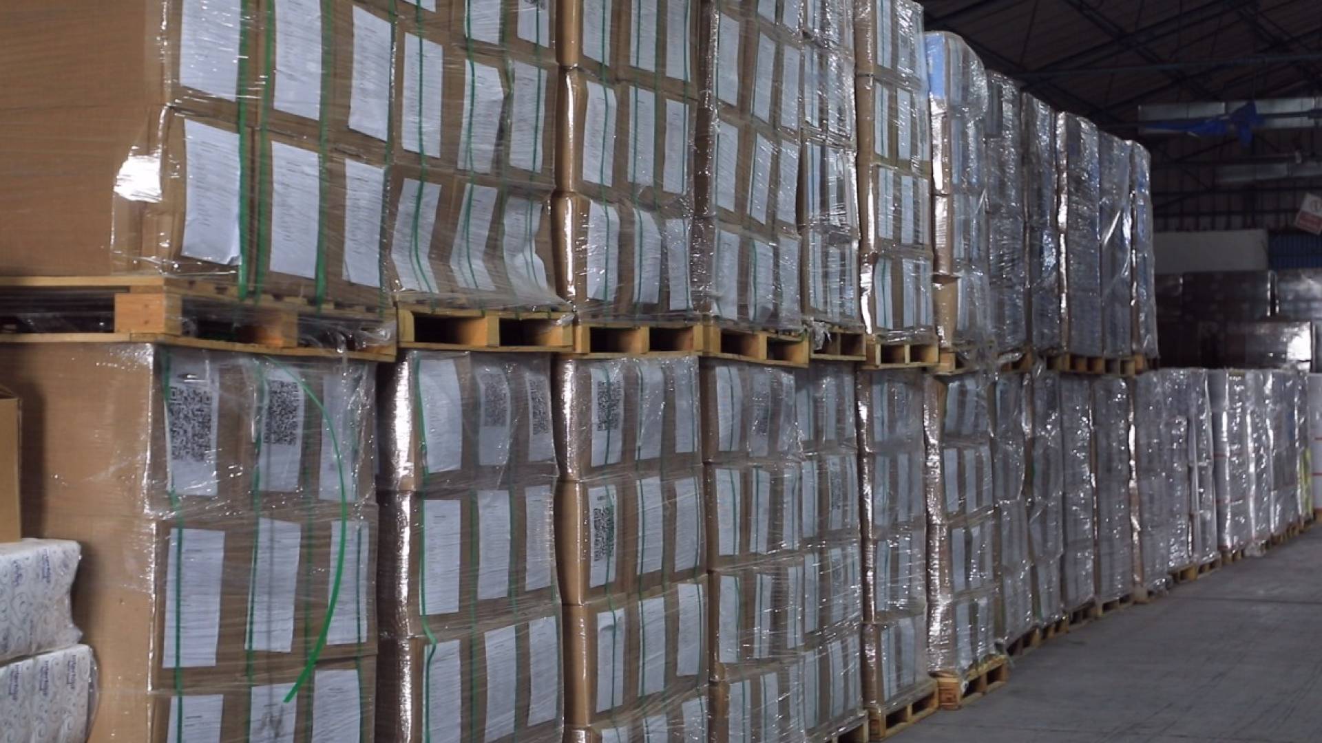 جانب من المساعدات الموجودة في المخزن