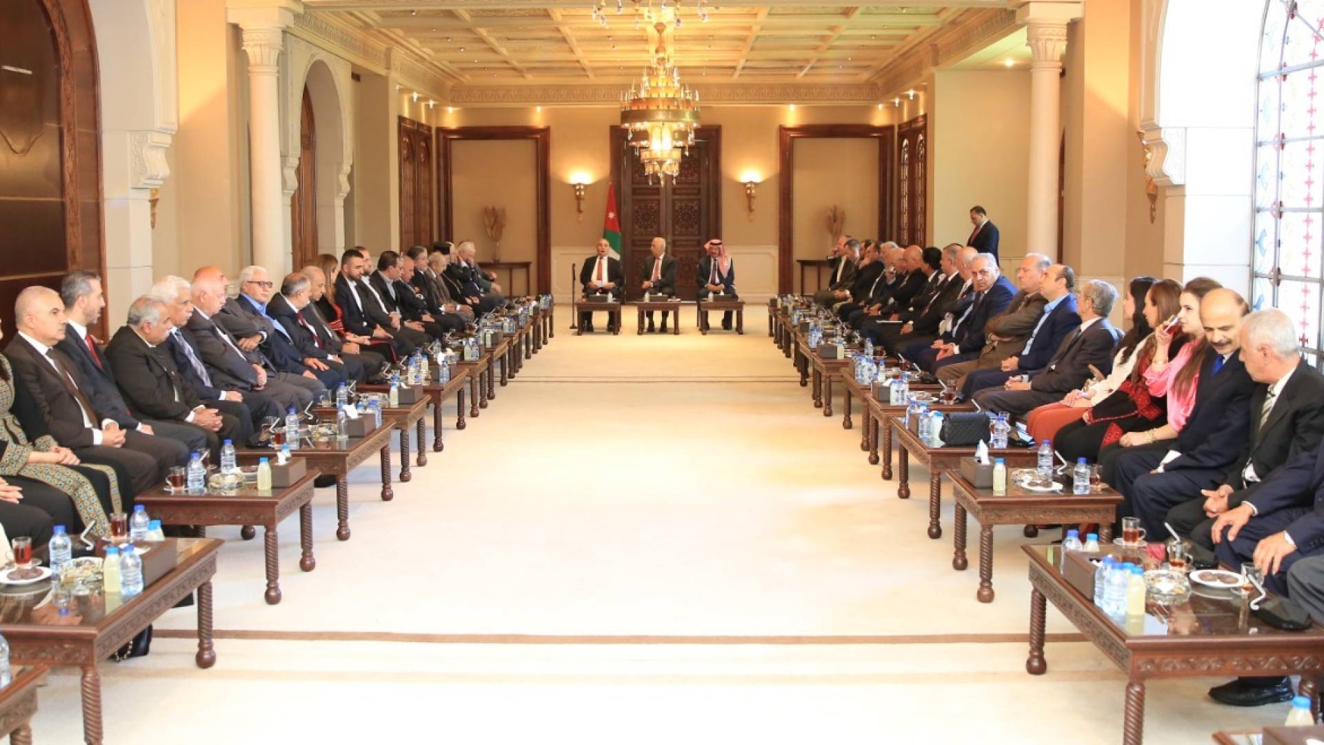 رئيس الديوان الملكي يلتقي وفدا من أبناء عشيرة آل حداد