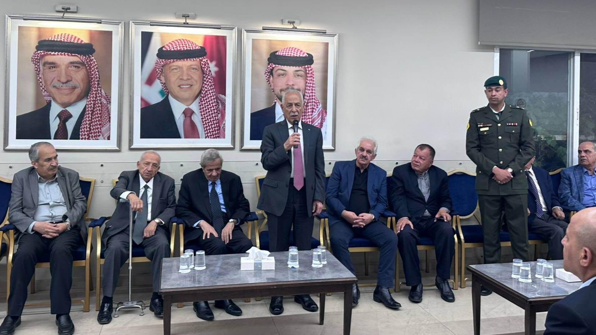 العيسوي ينقل تعازي الملك وولي العهد إلى عشيرة الكركي