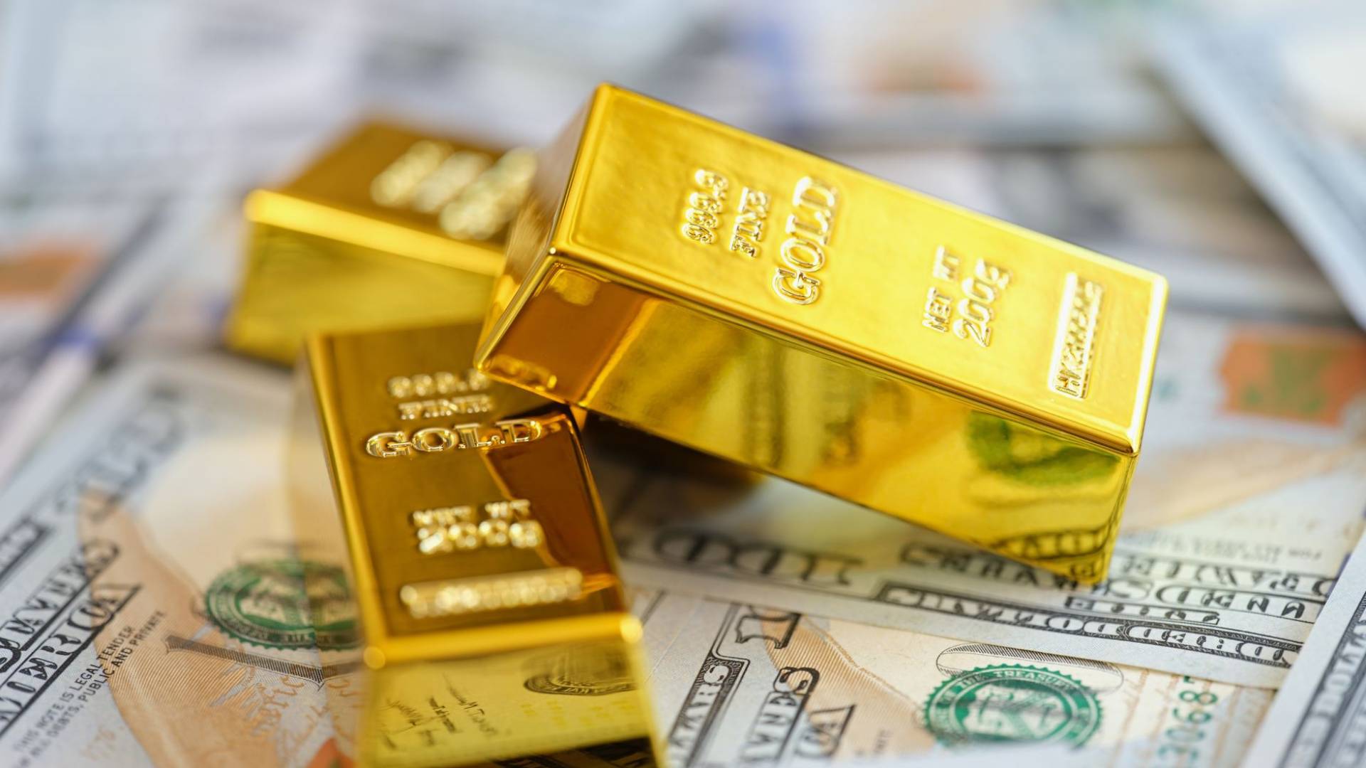 سبائك ذهبية وعملة الدولار
