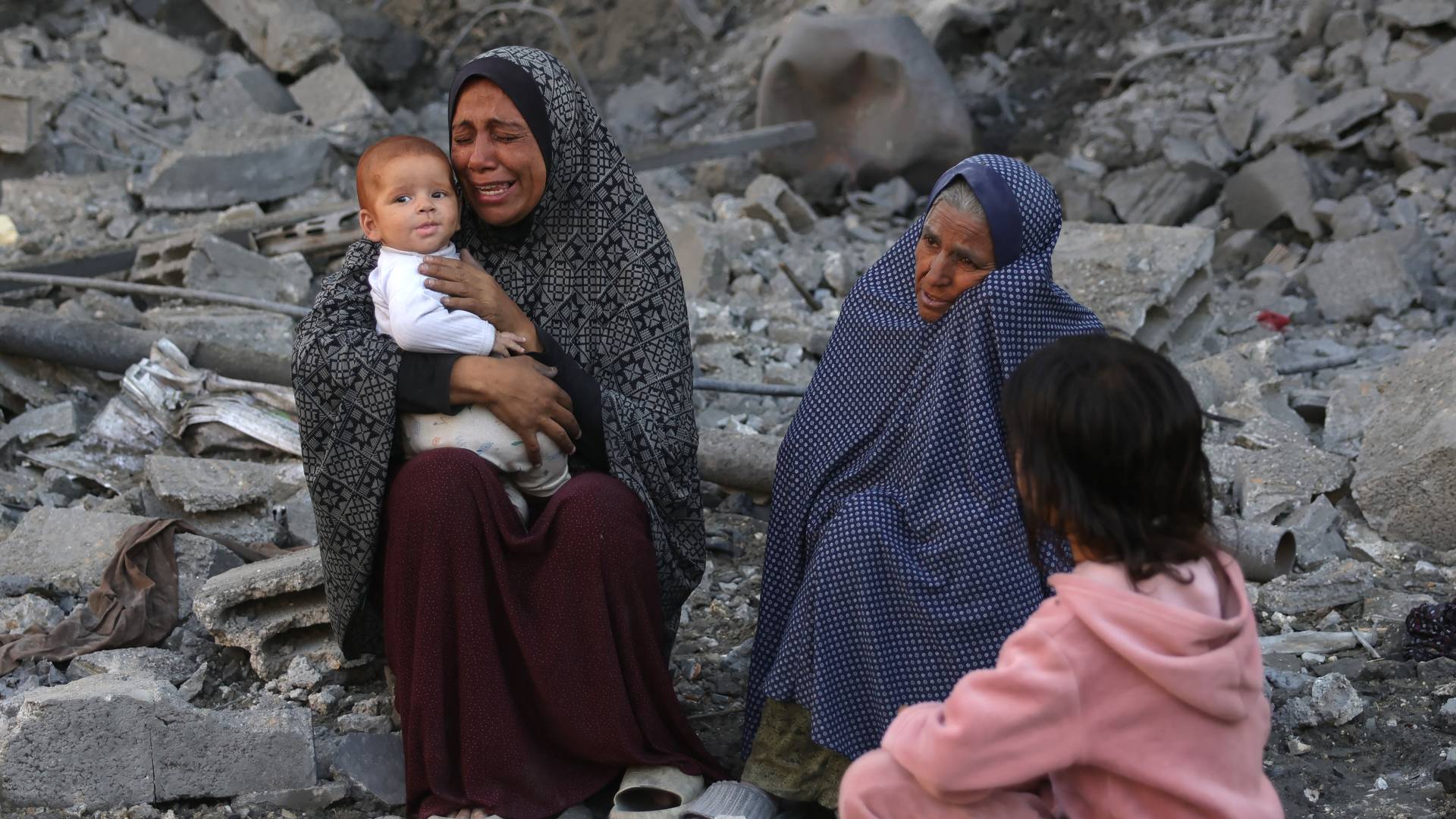 سيدات في غزة يبكين بعد فقدان أحبائهم بعدوان الاحتلال