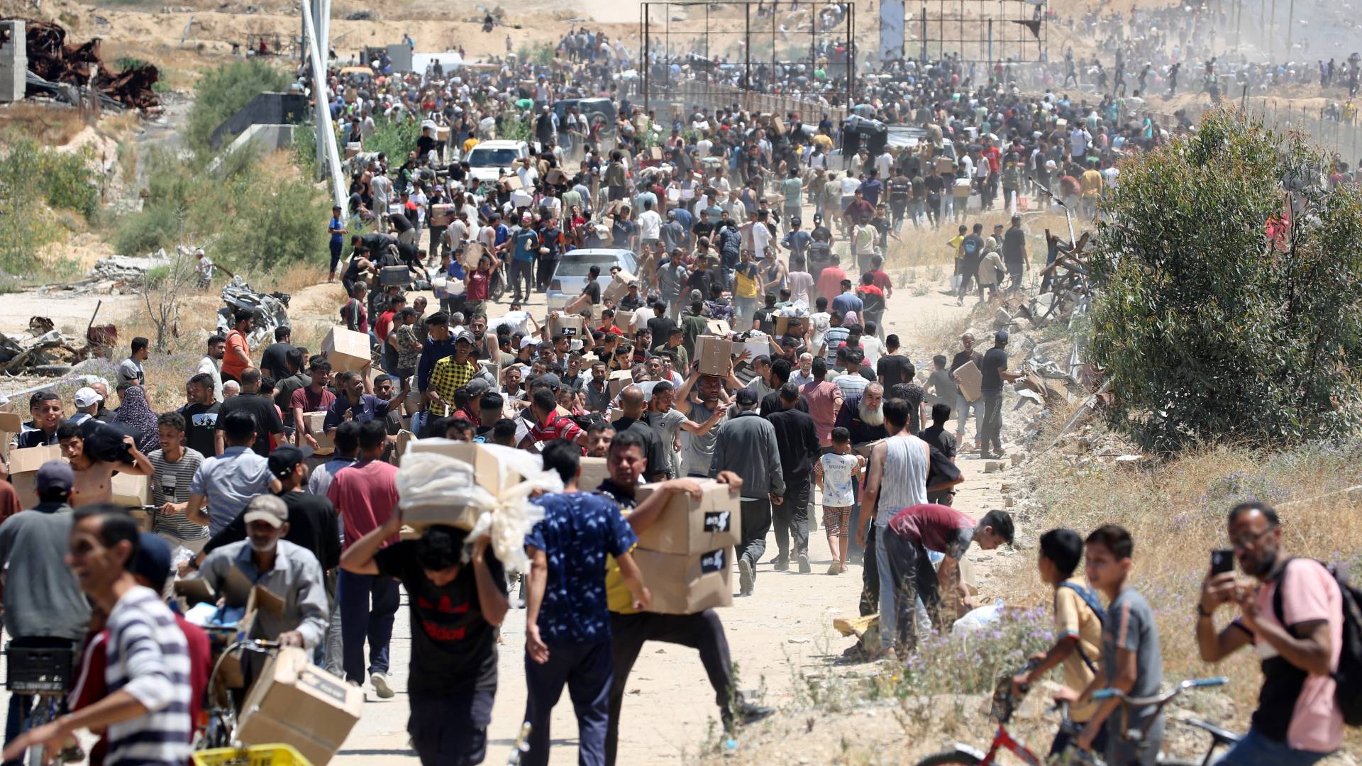 أفراد من قطاع غزة يحاولون الحصول على المساعدات