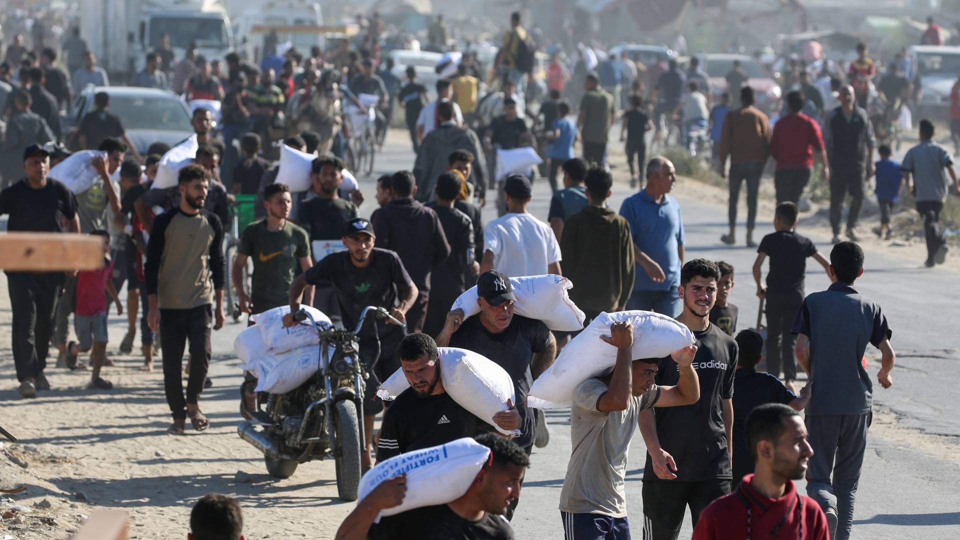 نازحون فلسطينيون في دير البلح بغزة