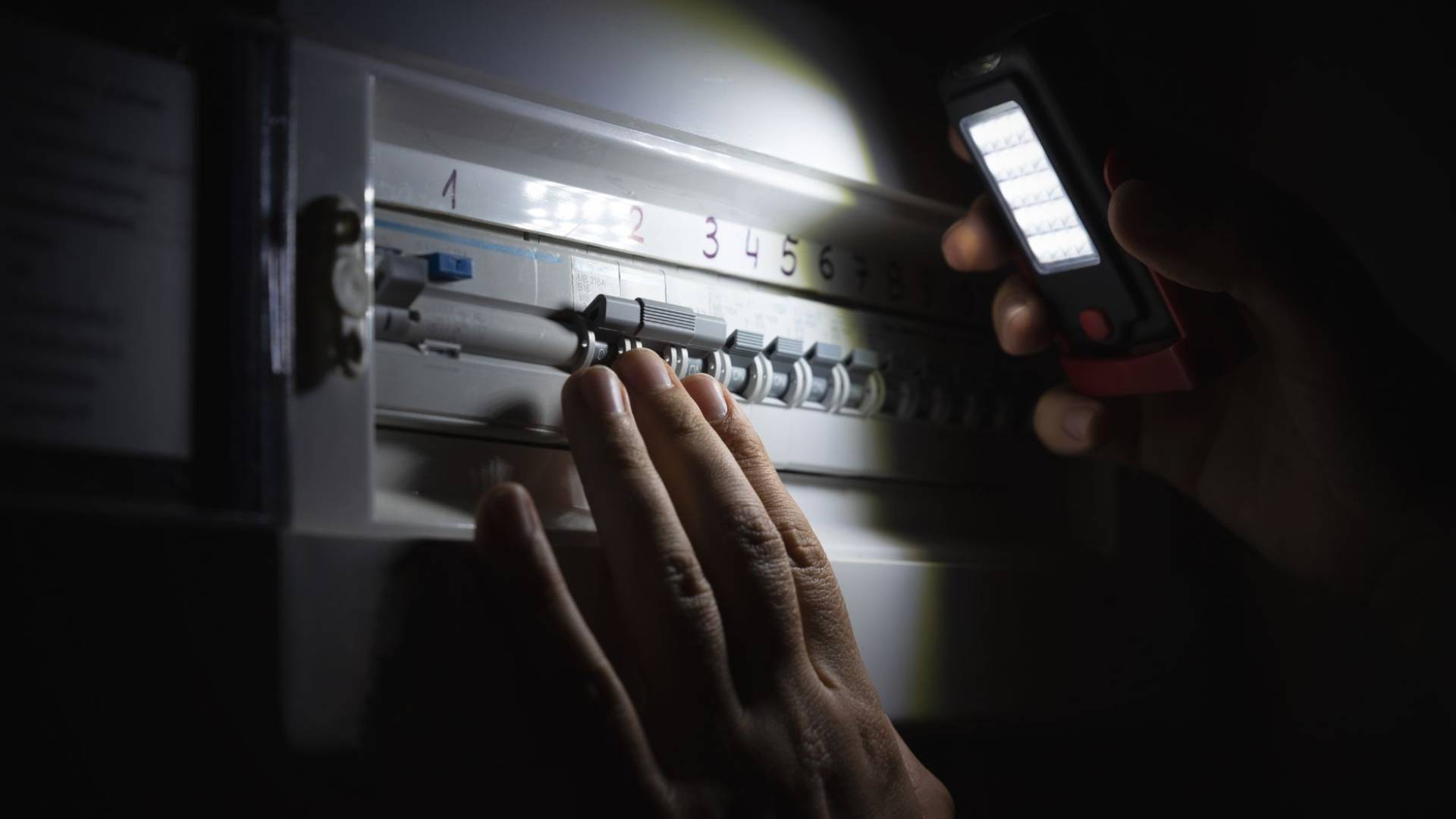 فصل التيار الكهربائي