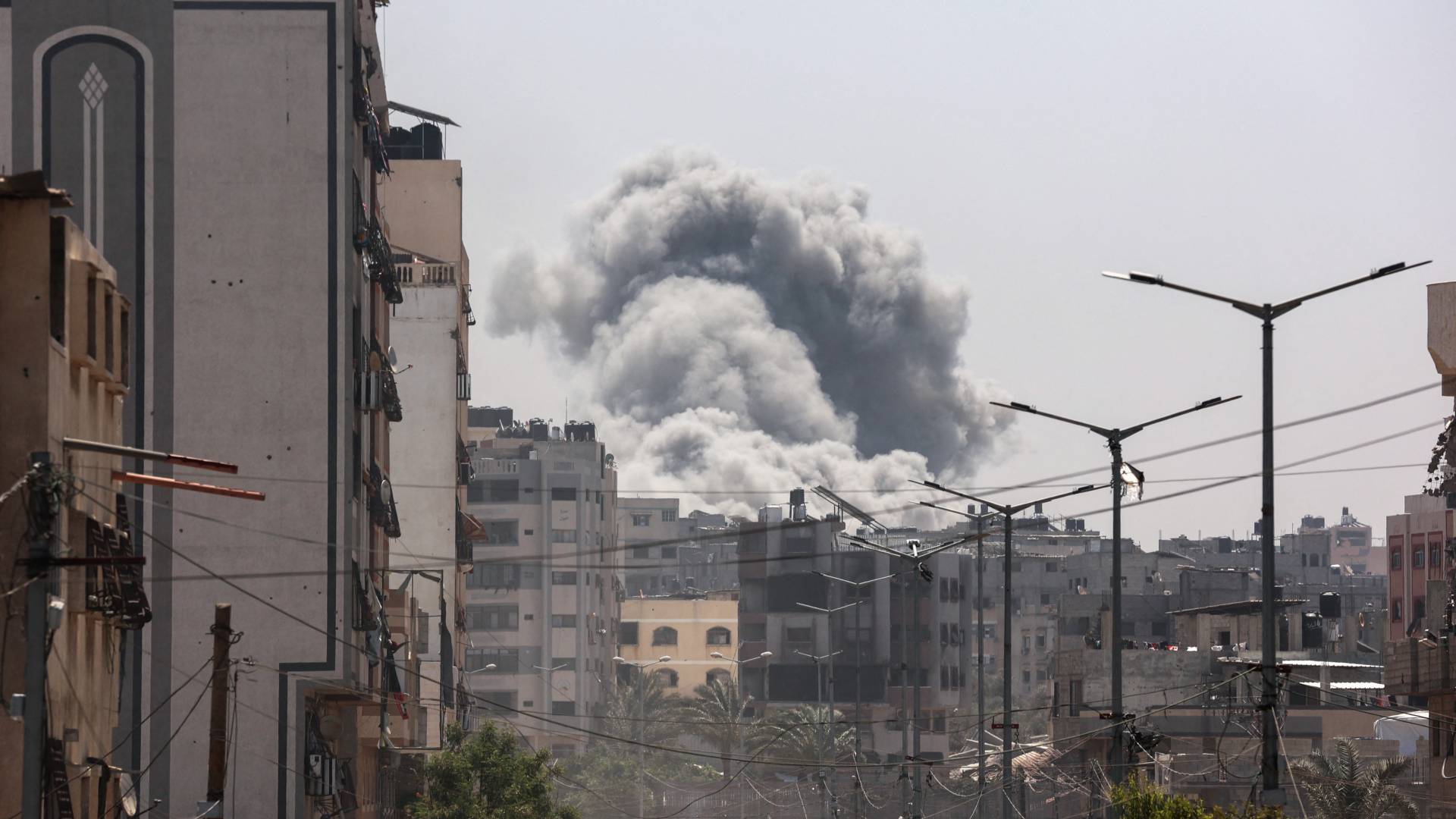 تصاعد الدخان إثر غارات للاحتلال الإسرائيلي على حي التفاح في غزة