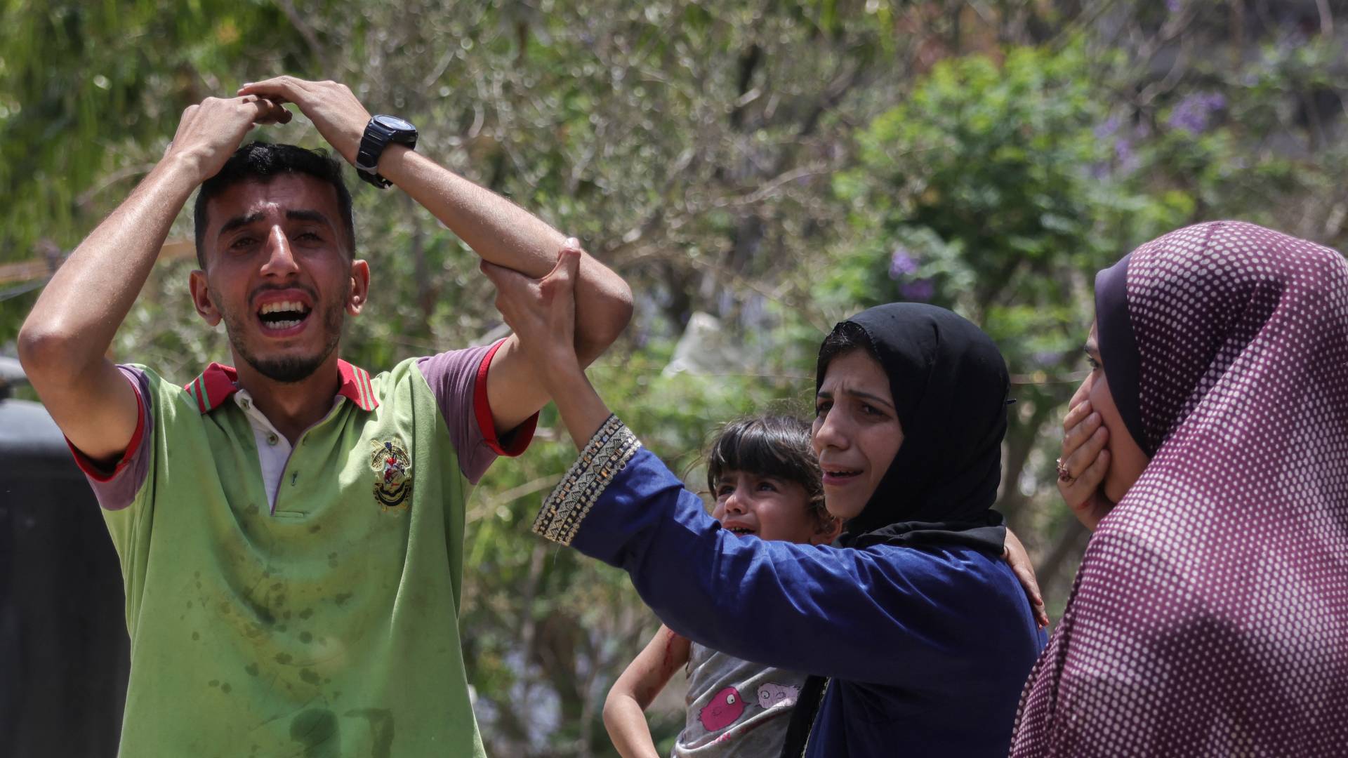 شاب فلسطيني ينعى أحد أقاربه الذي استشهد في غارة للاحتلال