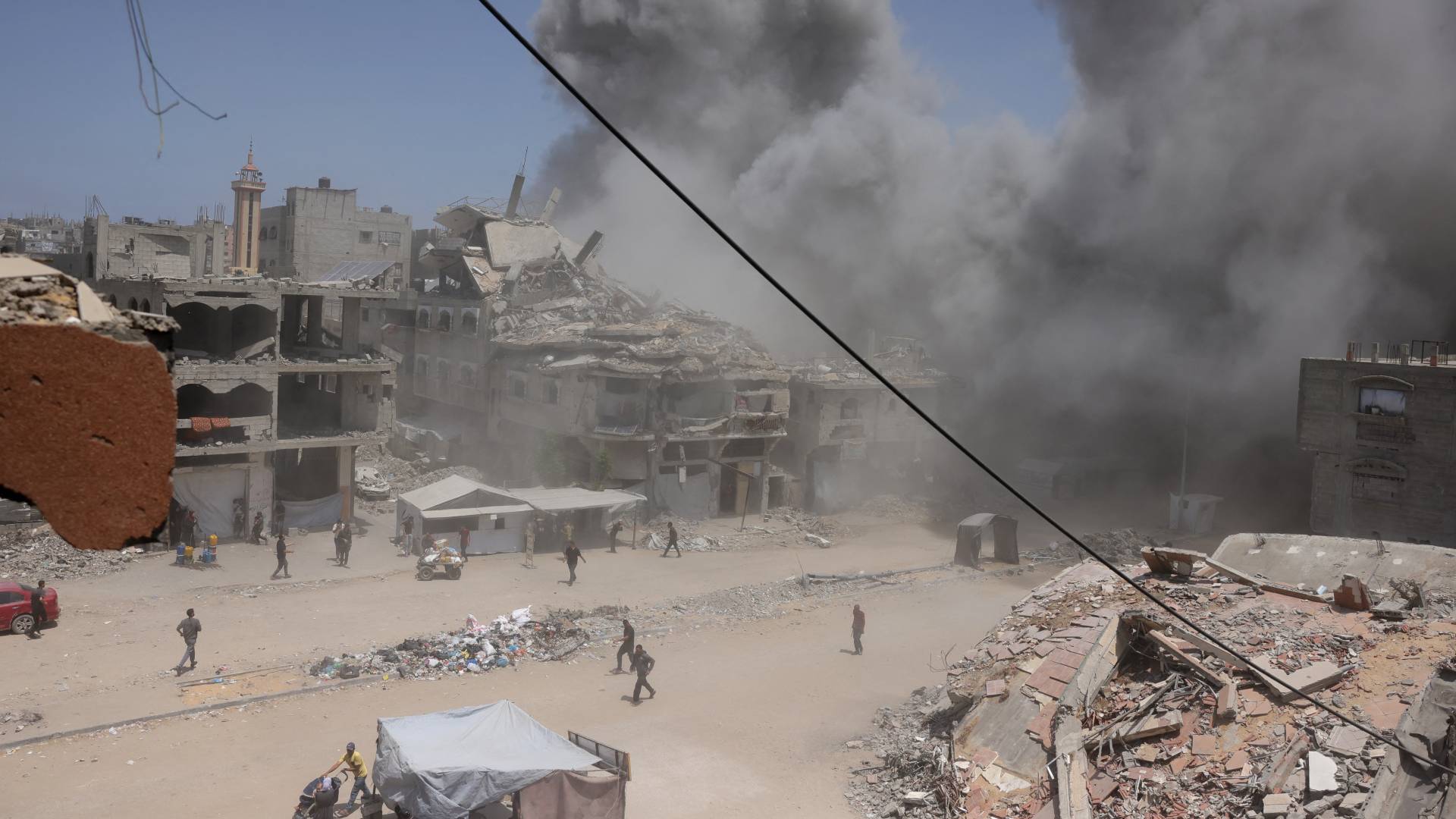 تصاعد الدخان عقب غارة جوية للاحتلال في جباليا شمالي قطاع غزة