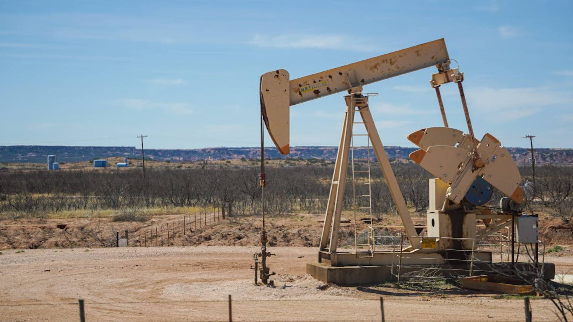 استخراج النفط - أرشيفية