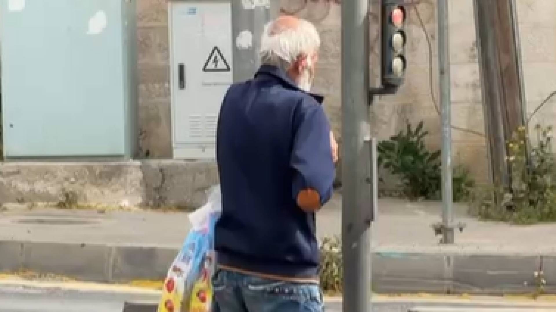 الشخص الذي ظهر يدعي الإعاقة للتسول