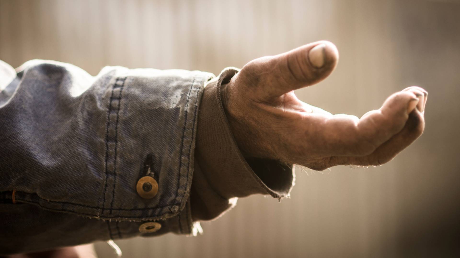 متسول يطلب المال "تعبيرية"