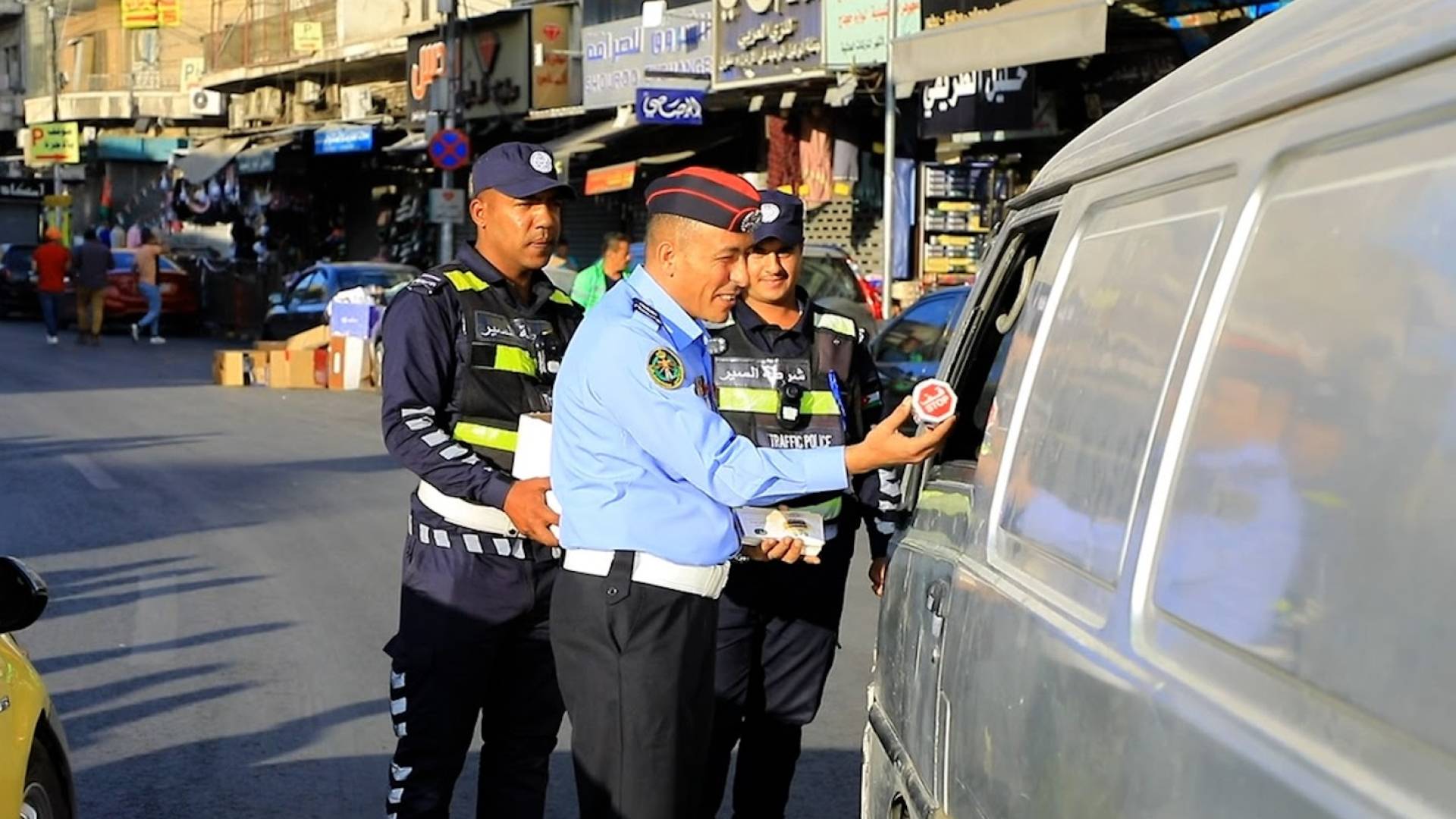 نشامى الأمن العام ينشرون البهجة بتوزيع الحلوى