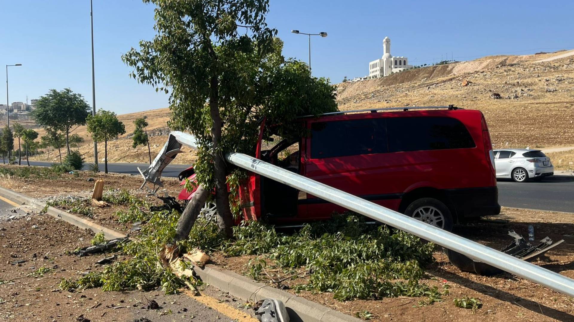 مركبة تصطدم بشجرة وعمود إنارة بعمان