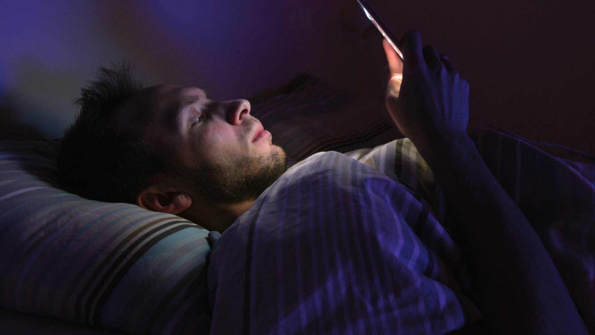 استعمال الهاتف قبل النوم