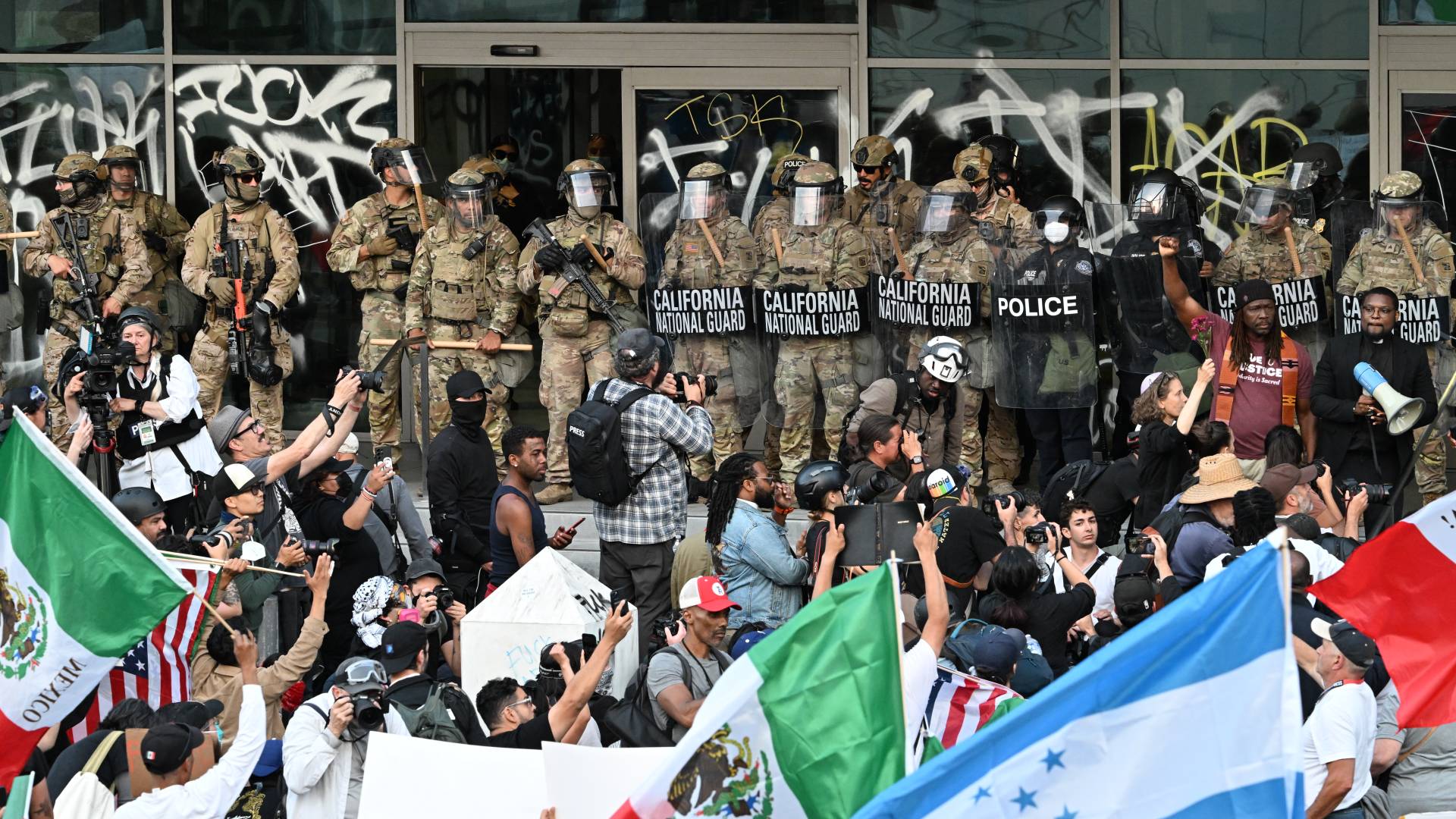 وقفة احتجاجية على خلفية العمليات الفيدرالية المتعلقة بالهجرة