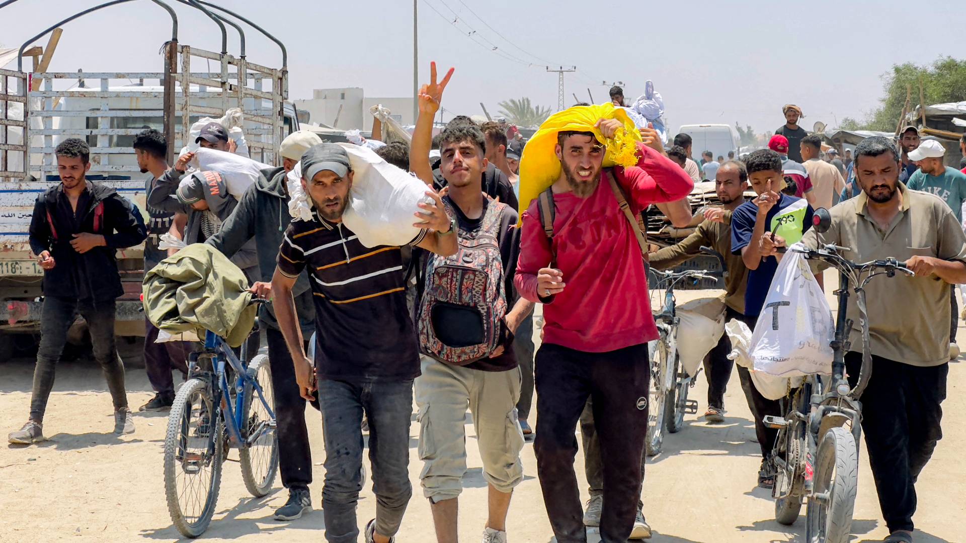 نازحون فلسطينيون يتلقون مساعدات إنسانية جنوب قطاع غزة