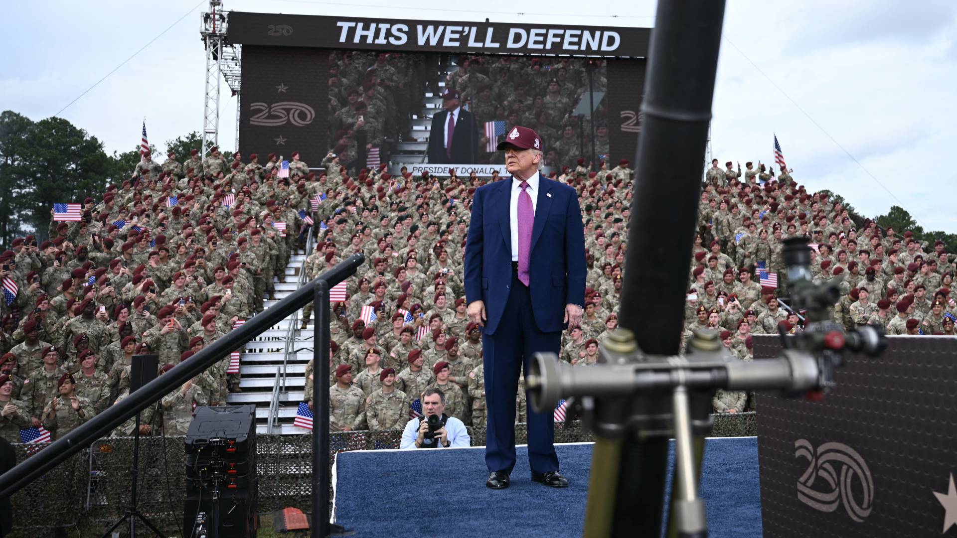 الرئيس الأمريكي دونالد ترمب يلقي كلمة في قاعدة فورت براج وهي منشأة عسكرية تابعة للجيش الأمريكي