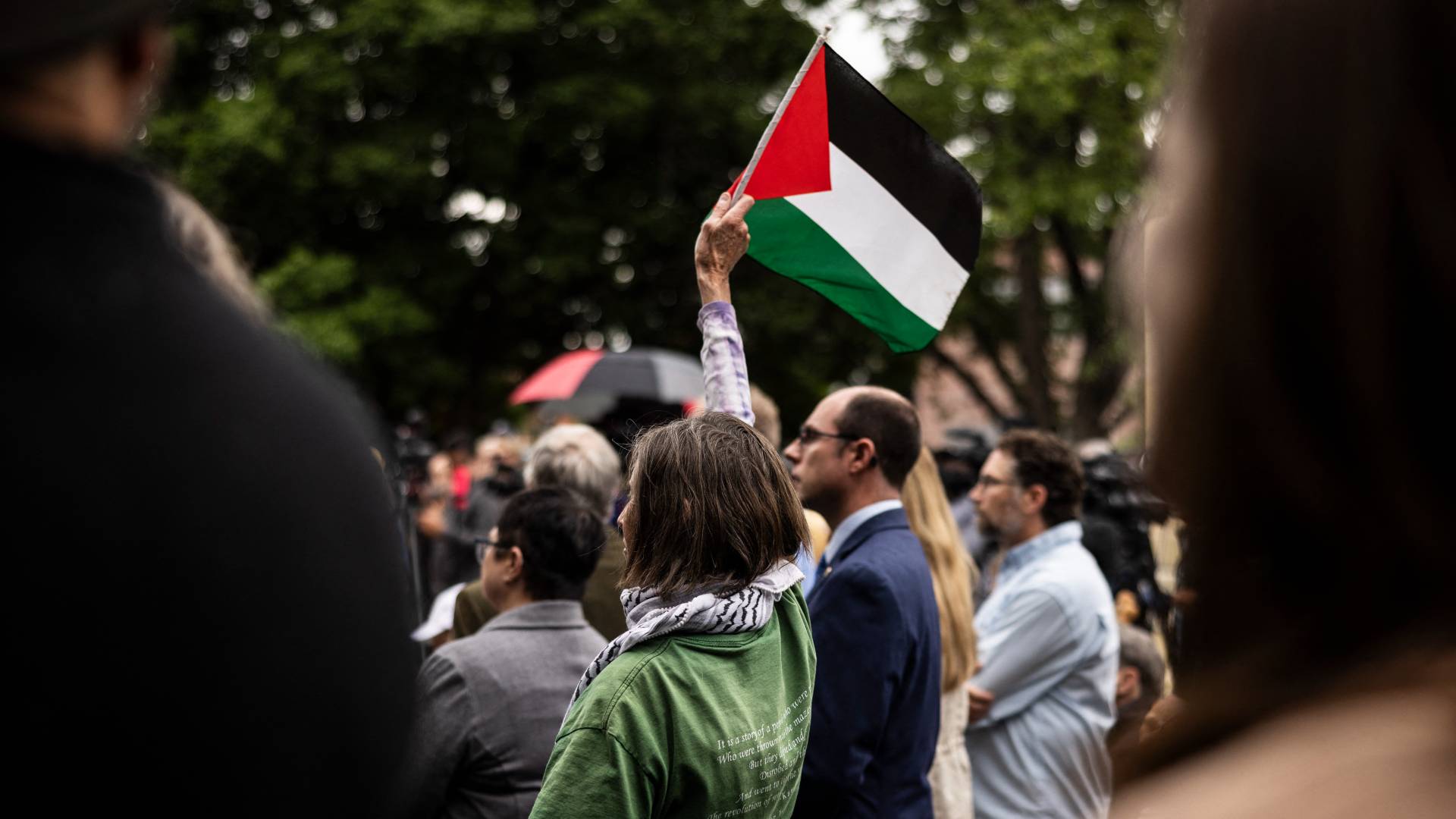 متظاهرة ترفع علم فلسطين في كلورادو