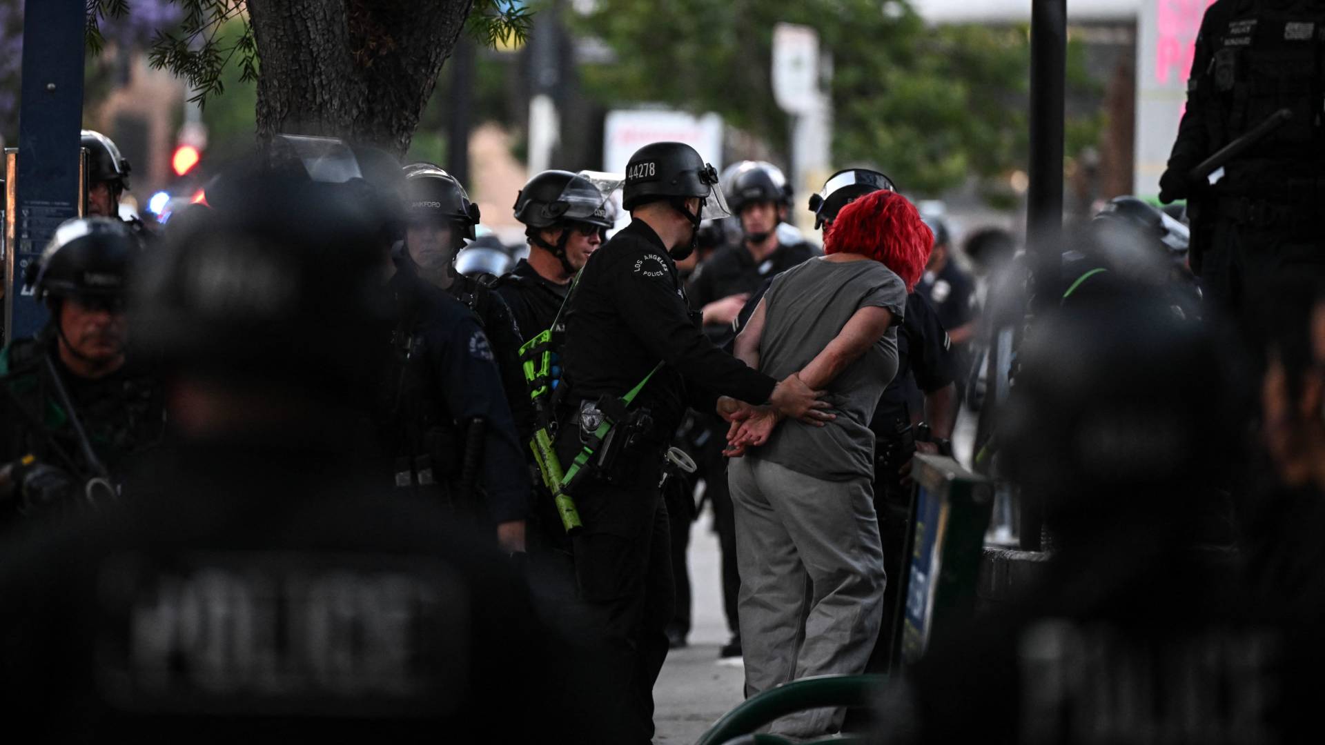 اعتقال متظاهرة في لوس أنجلوس