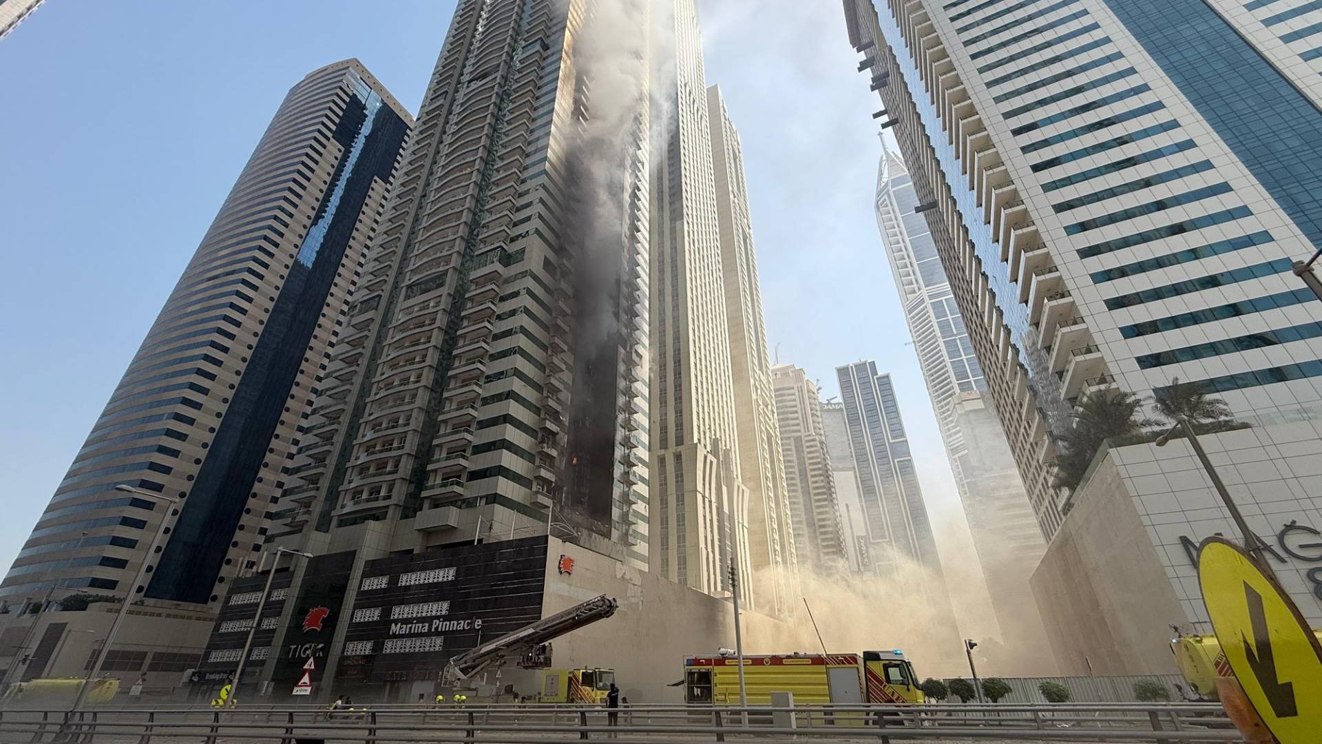 اخماد حريق في دبي