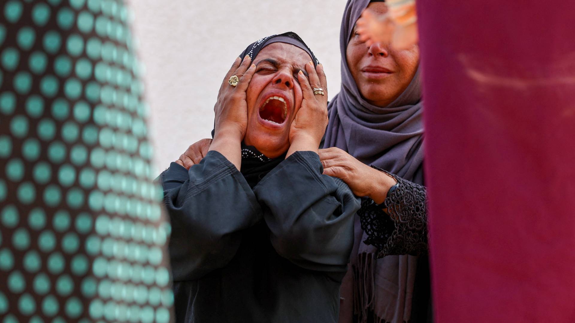 فلسطينية تبكي أحد أفراد عائلتها في غزة