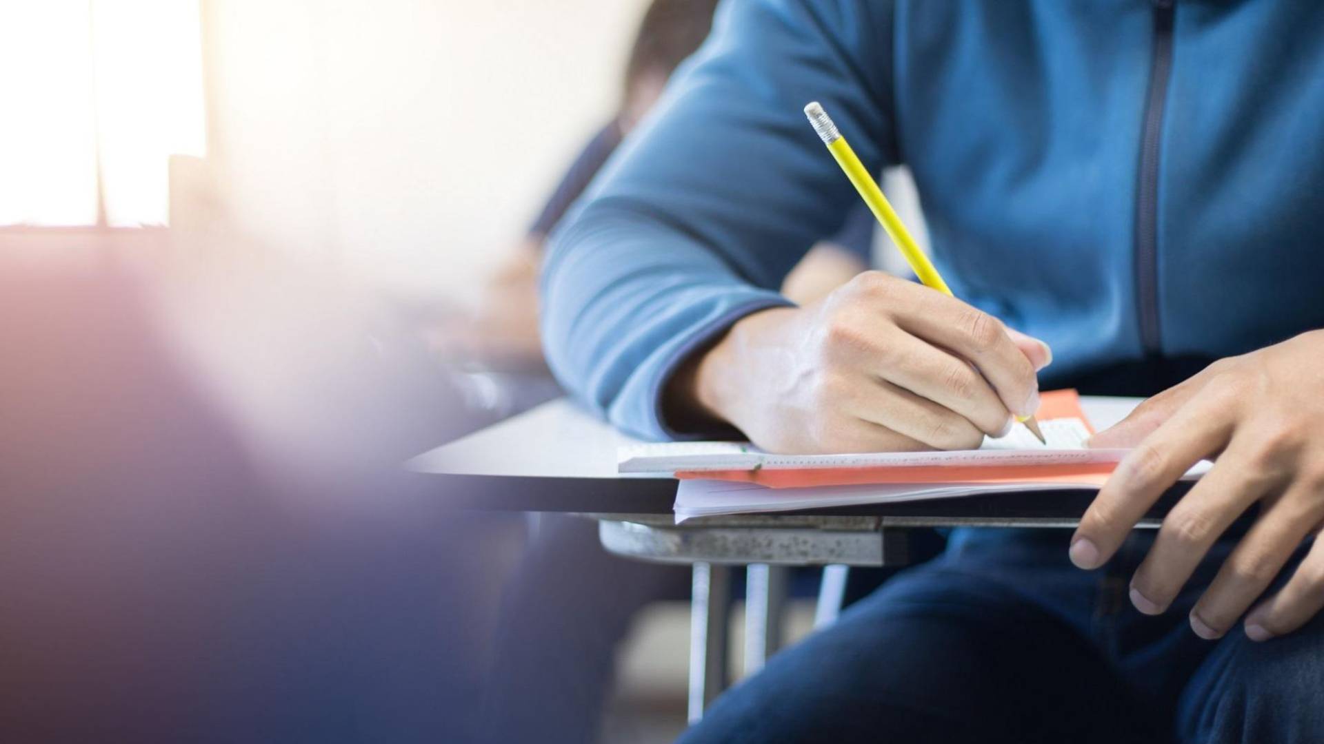 طال يتقدم لامتحان