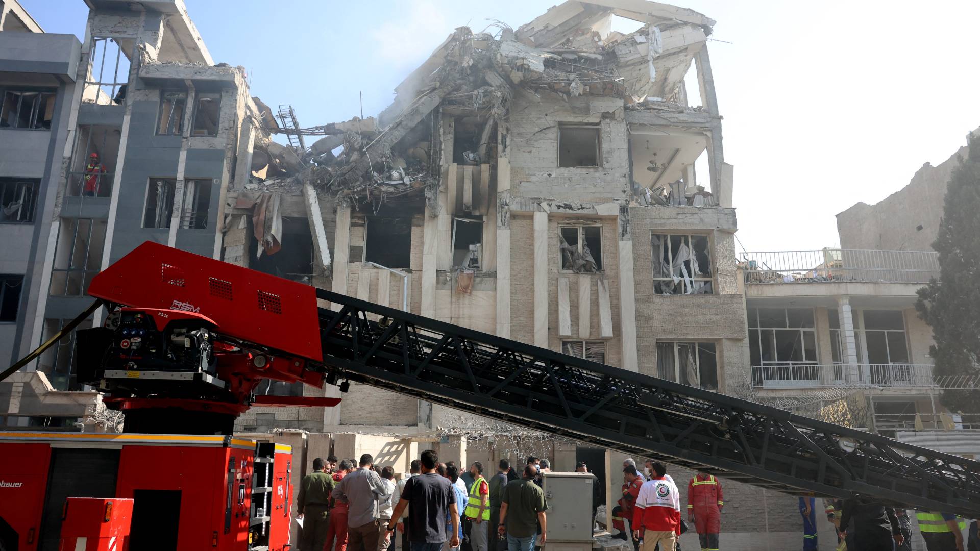 دمار مبنى في طهران جراء قصف "إسرائيلي"