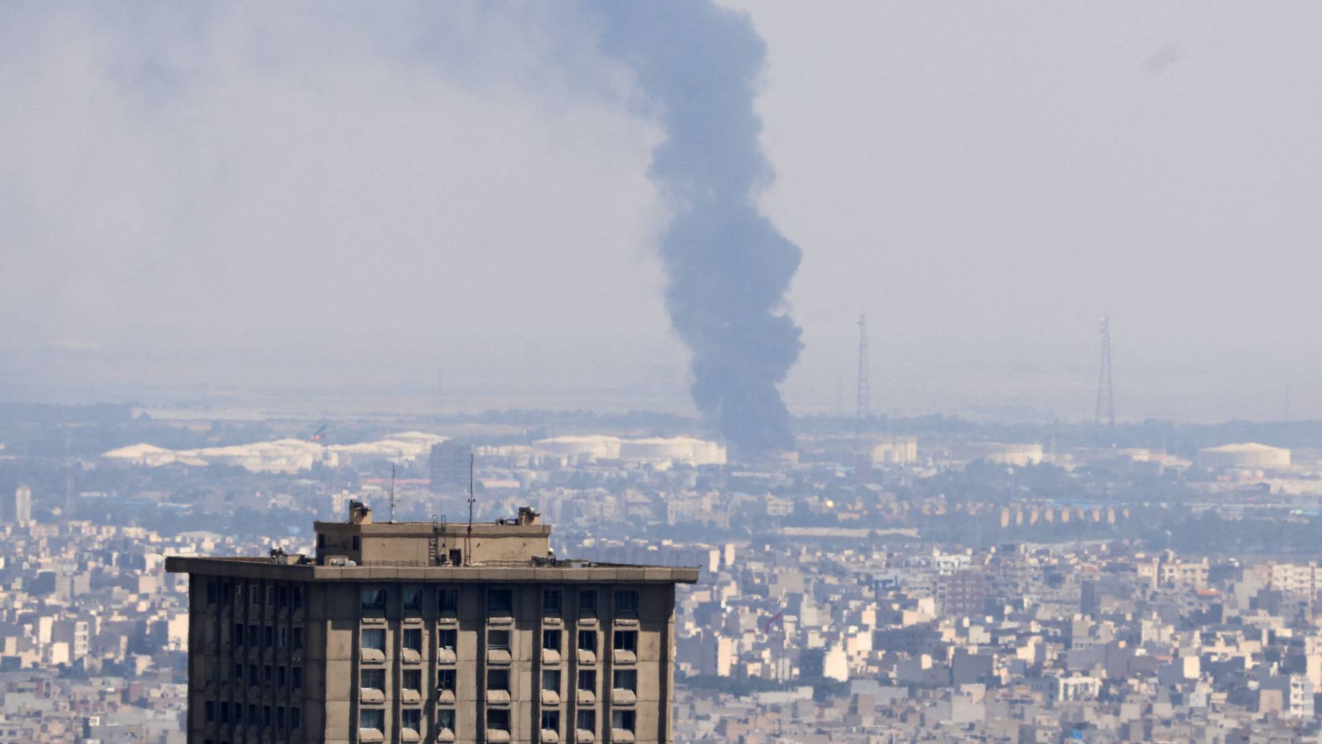 تصاعد الدخان في طهران إثر قصف لطيران الاحتلال الإسرائيلي