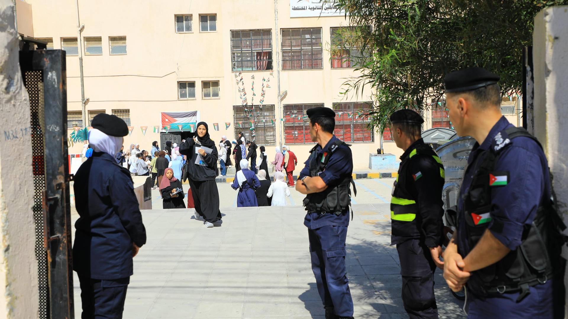 طالبة ثانوية عامة أثناء خروجها من قاعة الامتحان