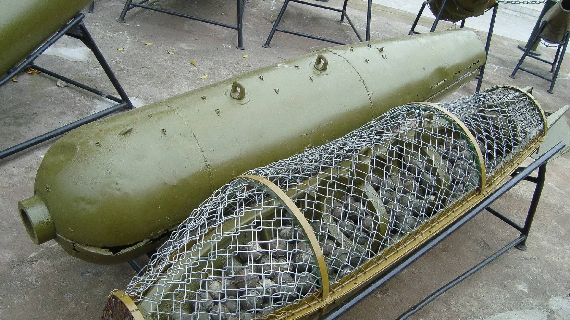 القنابل العنقودية