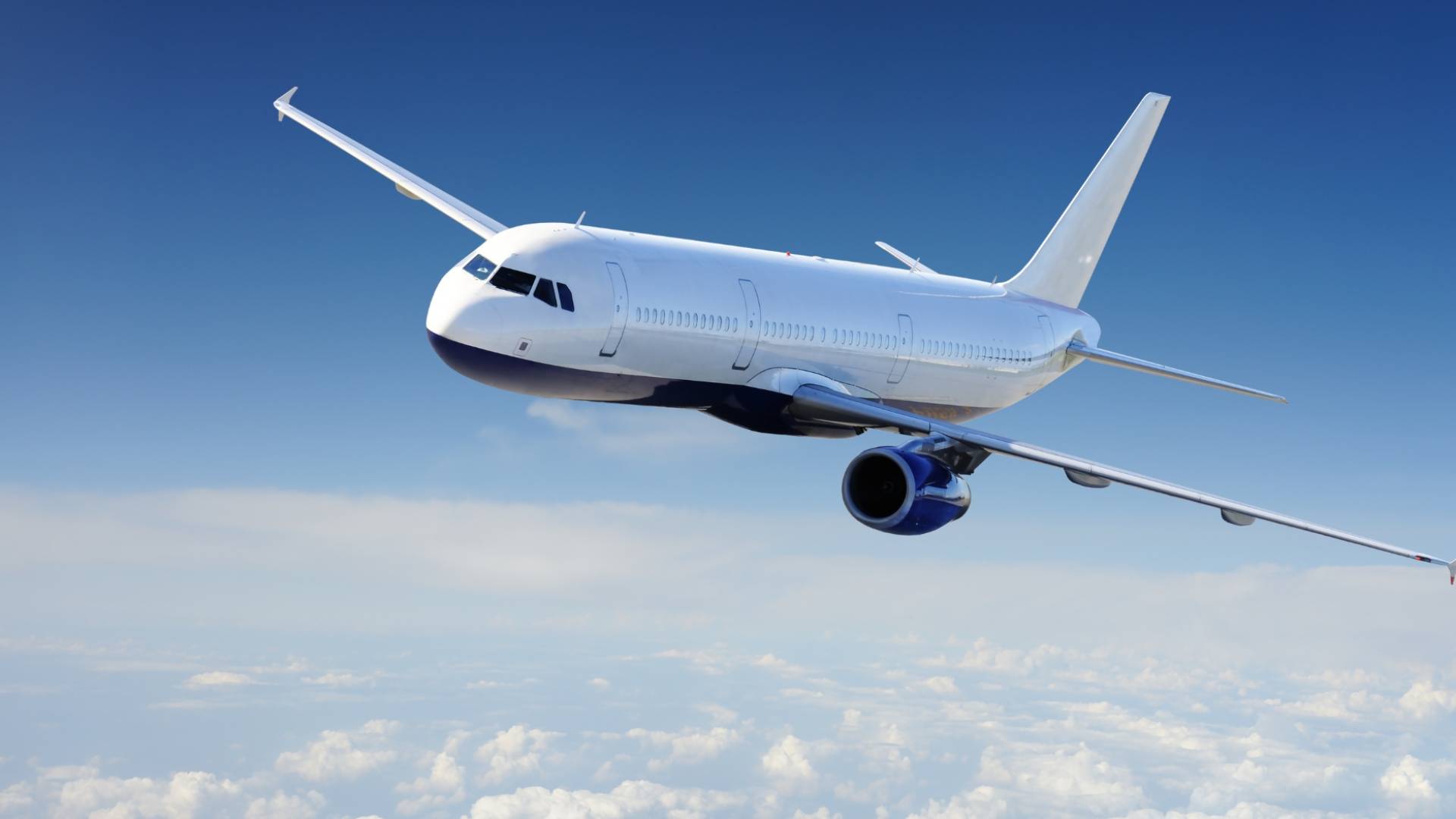 طائرة مدنية في السماء