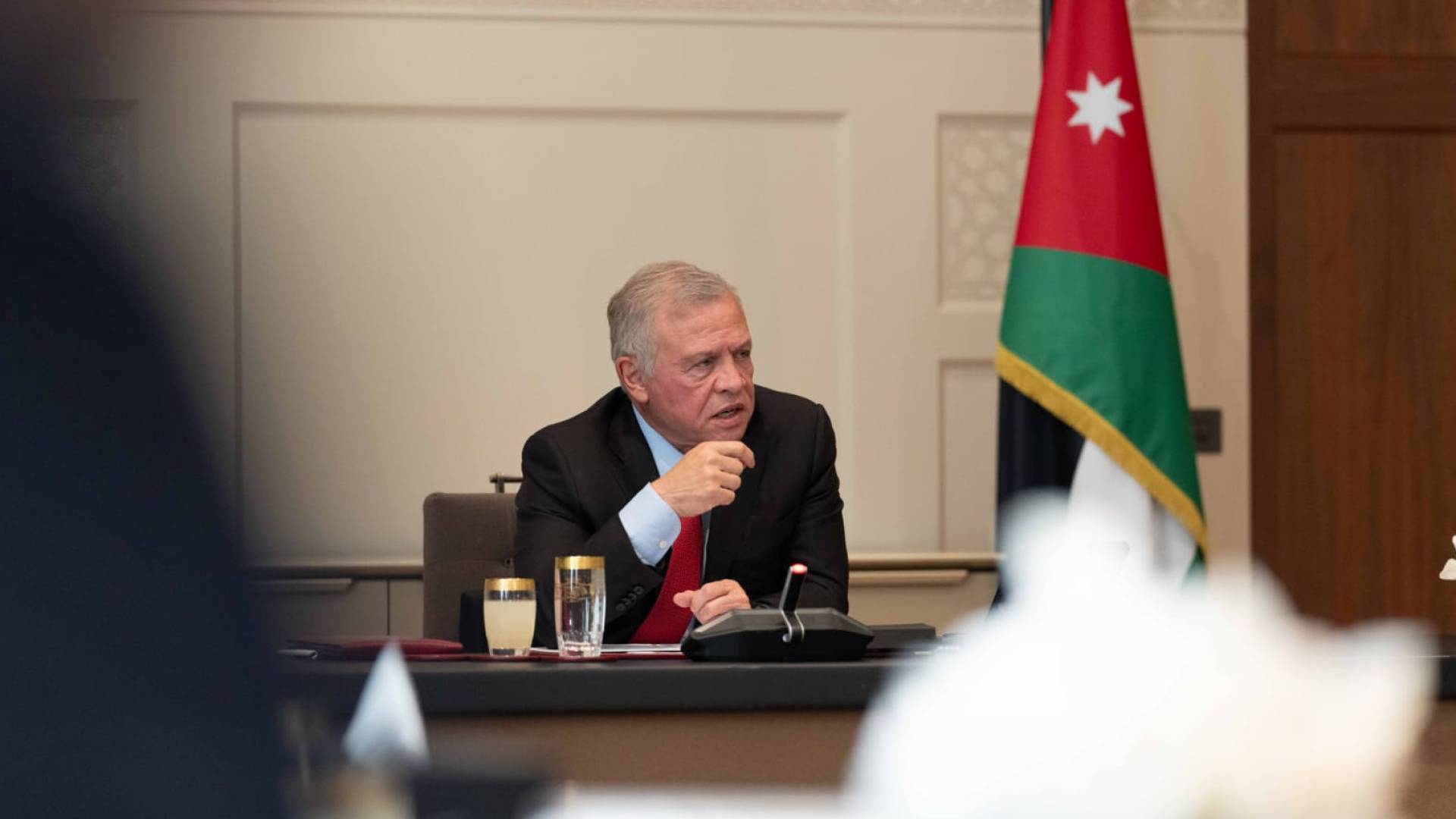 الملك عبدالله الثاني يترأس اجتماعًا مع رؤساء السلطات وقادة الأجهزة الأمنية في قصر الحسينية