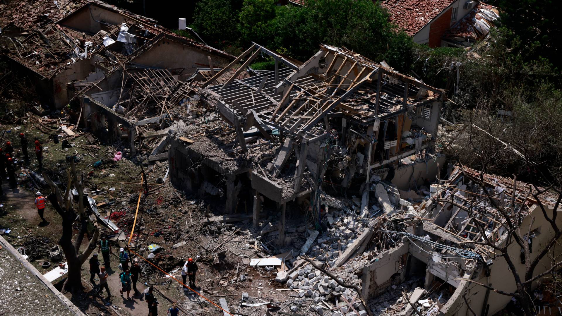 دمار في تل أبيب بفعل الصواريخ الإيرانية