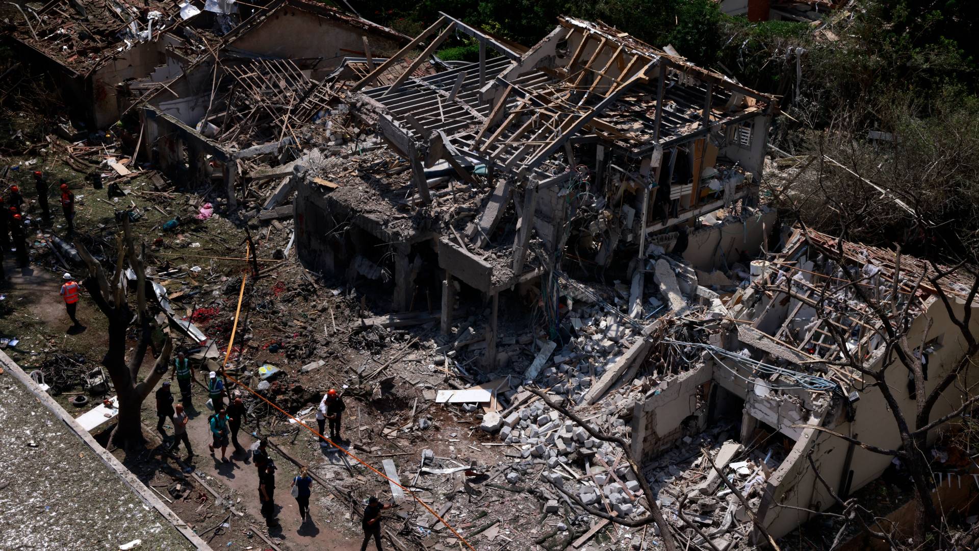 صاروخ إيراني يضرب مبنى بشكل مباشر في تل أبيب