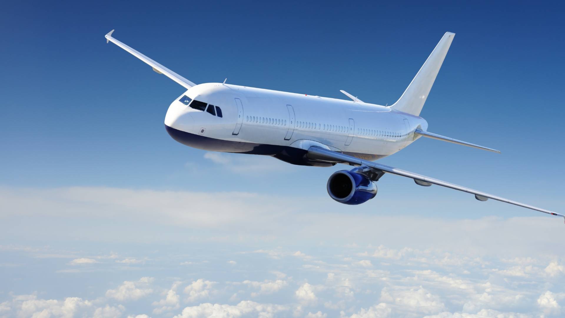 طائرة مدنية في السماء