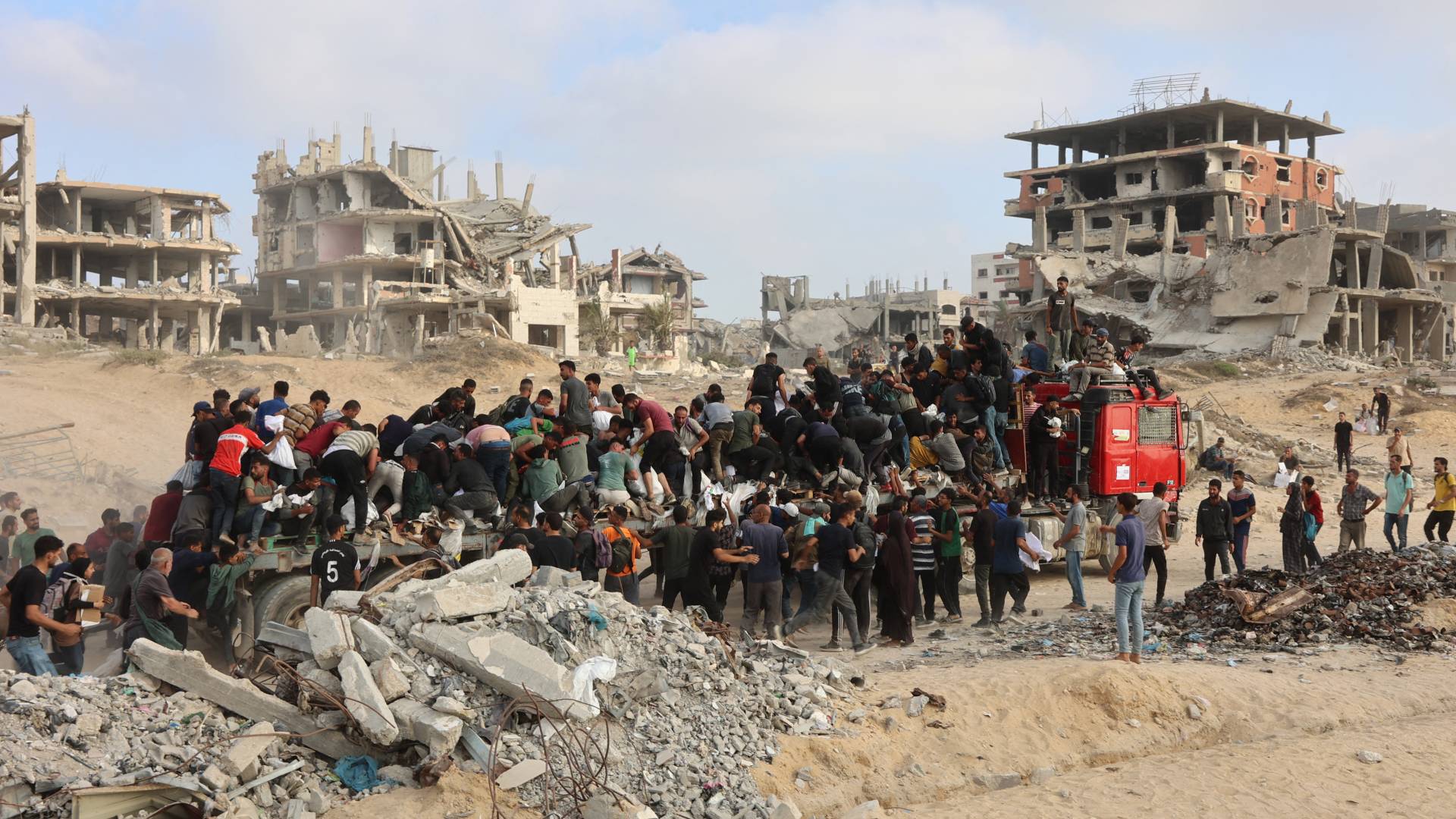 مساعدات إنسانية في شارع الرشيد غرب جباليا