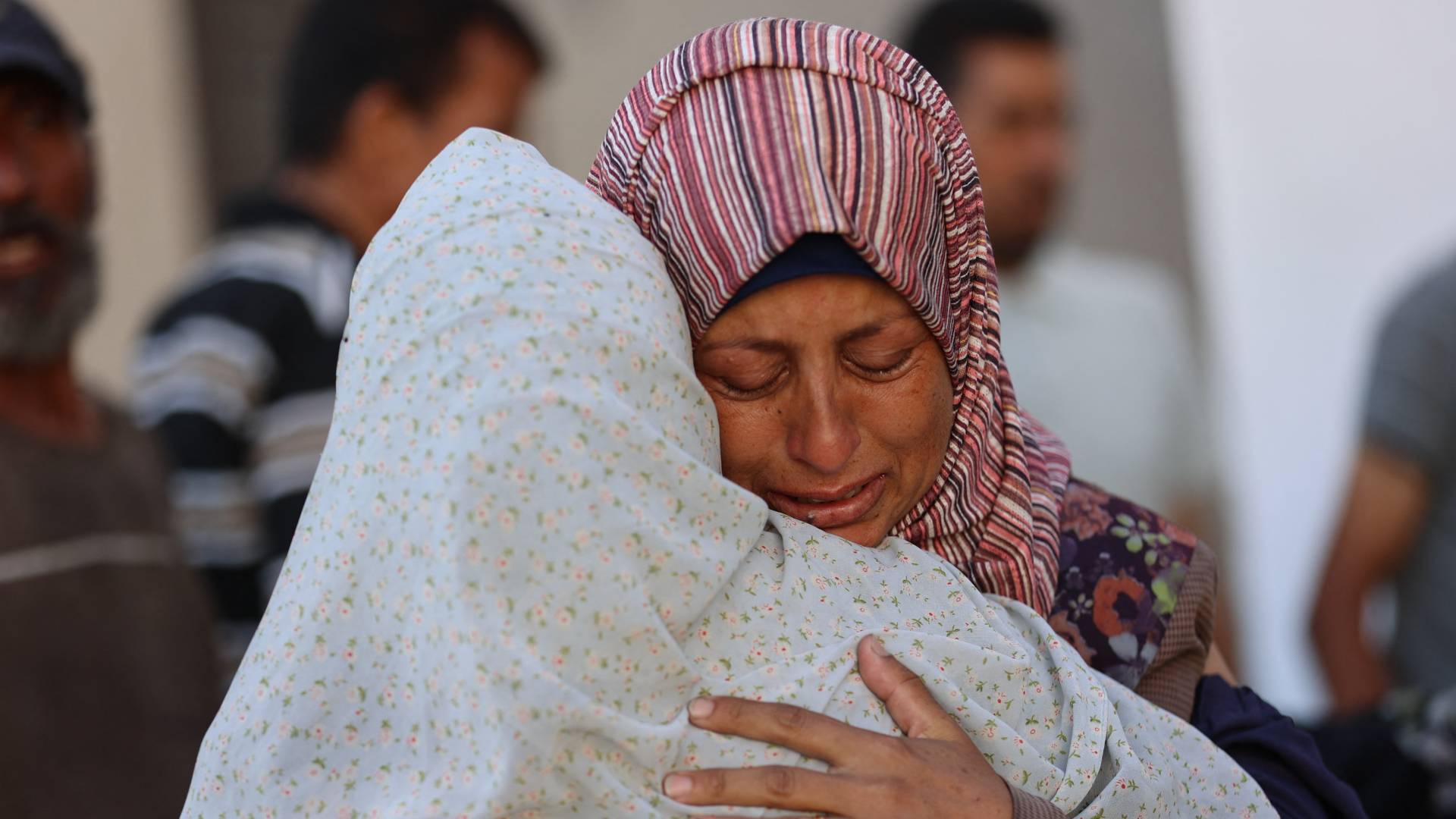 فلسطينيات ينعين أقاربهن أمام مستشفى الشفاء في مدينة غزة