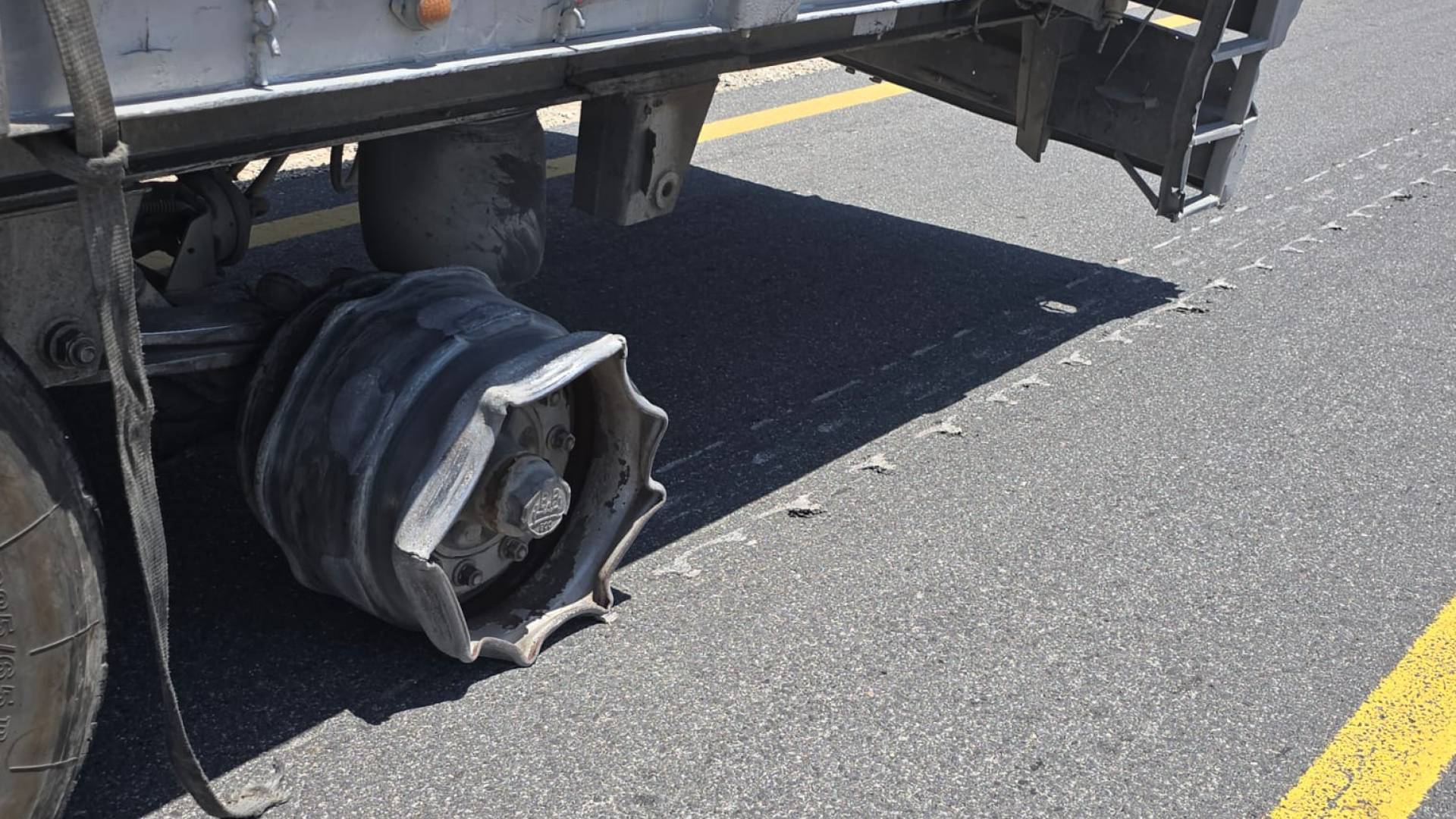 ضبط شاحنة تسببت في تلف 15 كيلومترا من الطريق الصحراوي