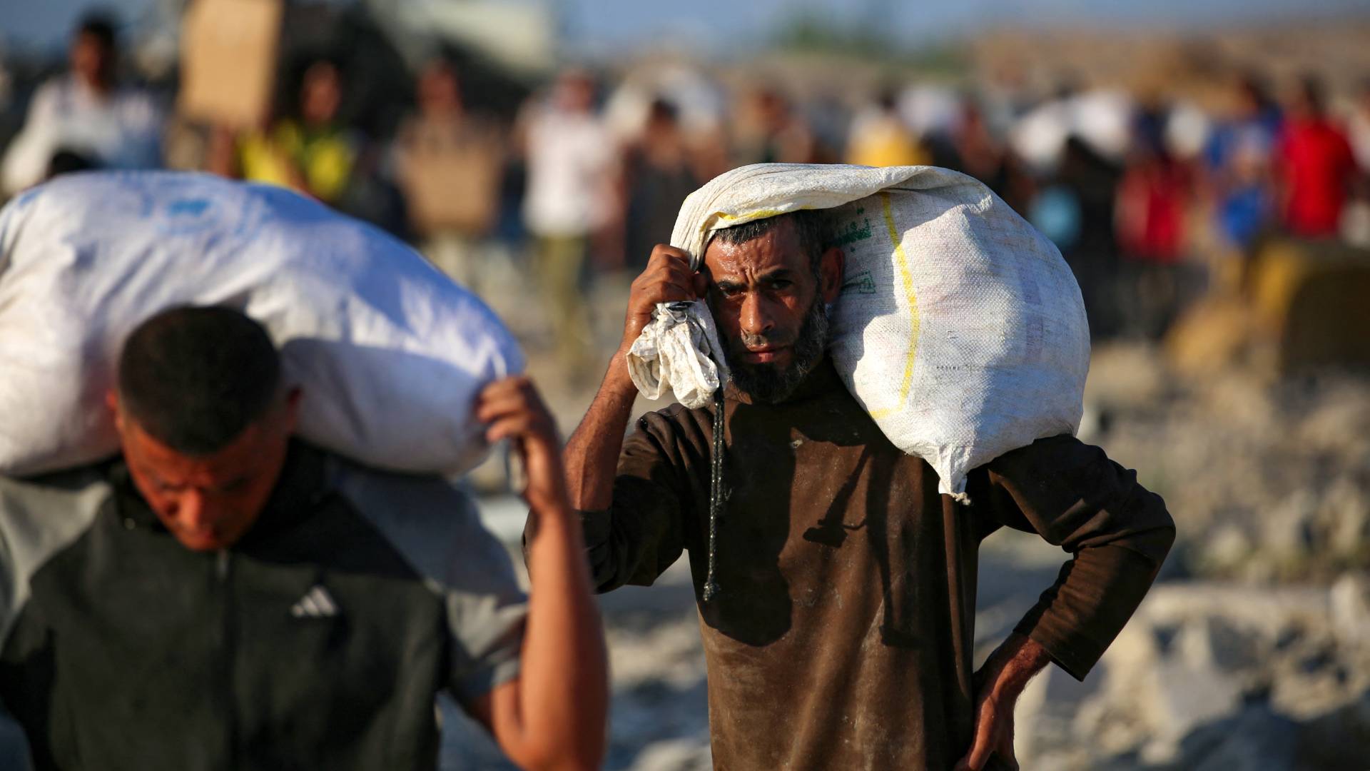 أشخاص يحملون طرودا إغاثية