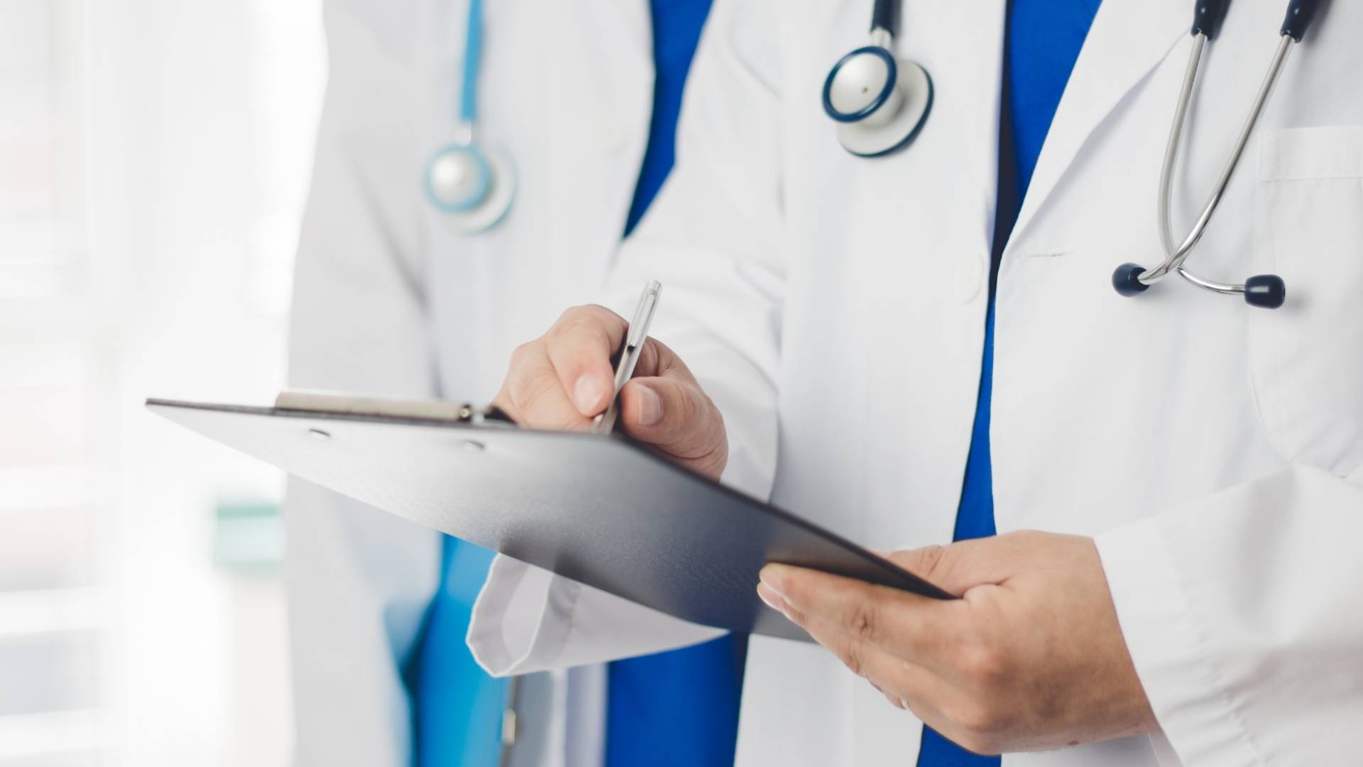 طبيب يكتب ملاحظات "تعبيرية"