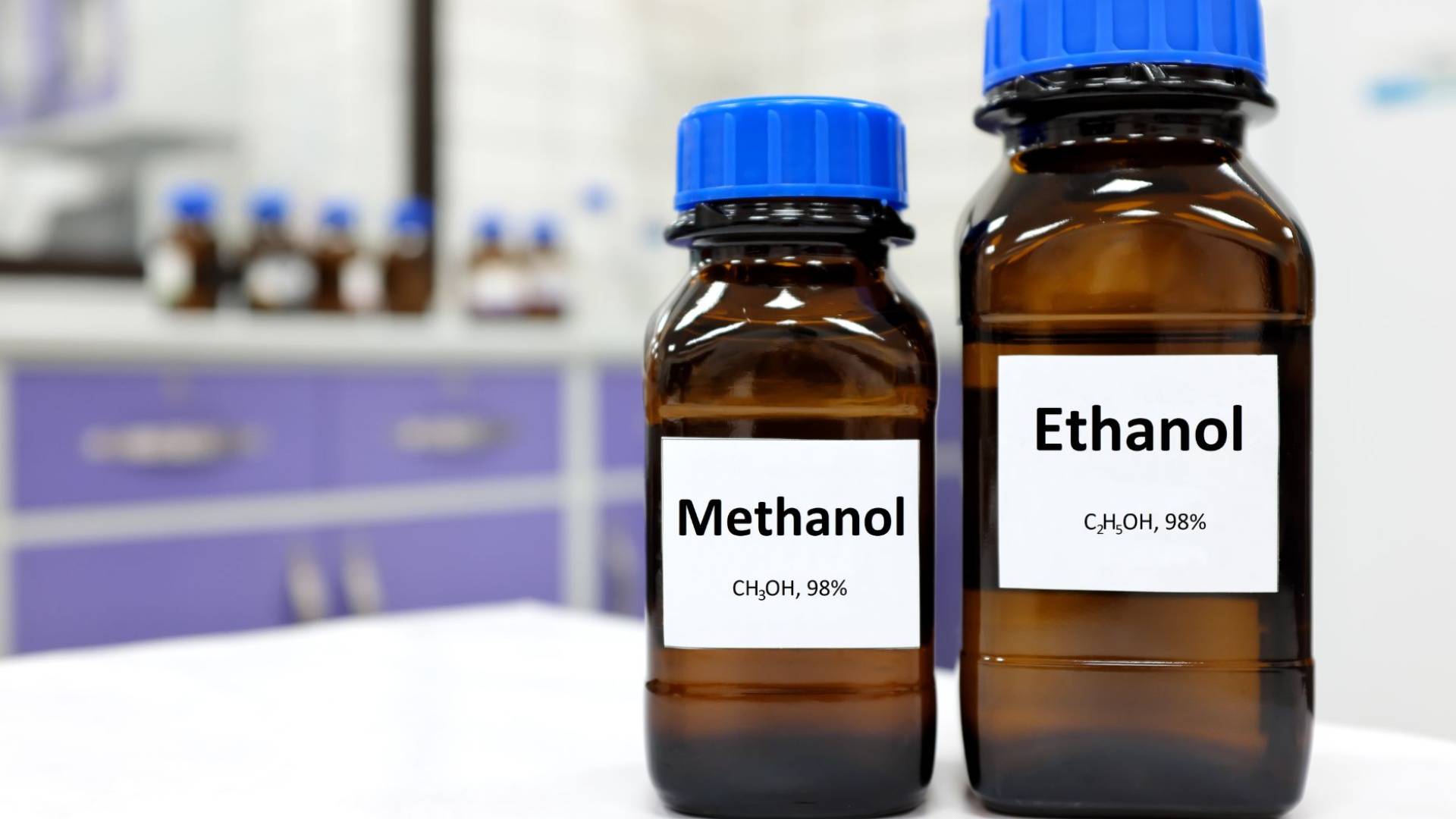 صورة تعبر عن "ميثانول" داخل مختبر