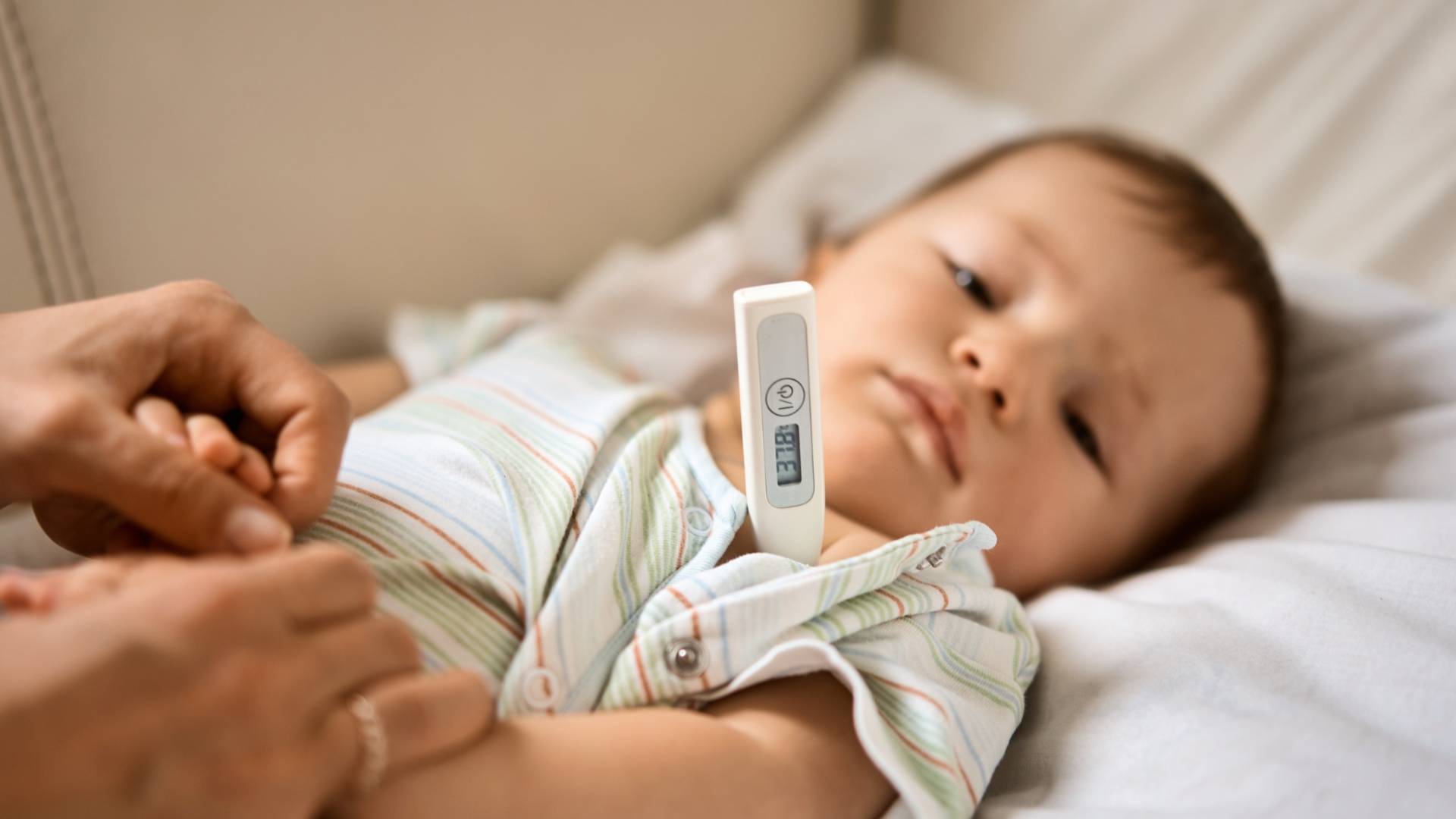 طفل يعاني من ارتفاع درجات الحرارة