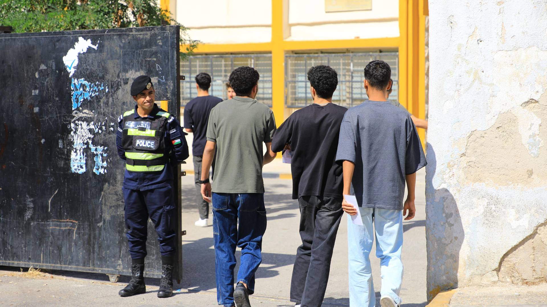 طلبة التوجيهي يتقدّمون للامتحان