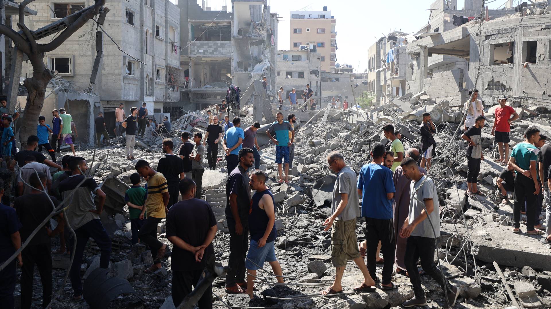 دمار عقب غارة للاحتلال الإسرائيلي على مخيم البريج في وسط قطاع غزة