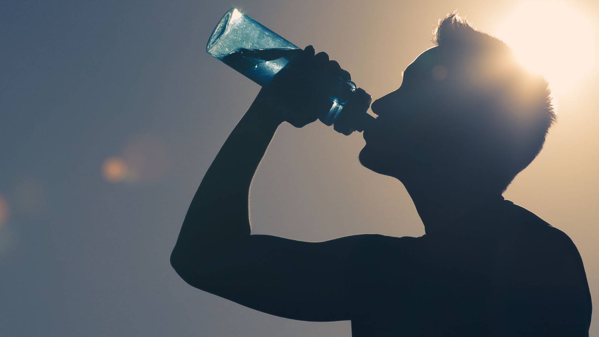 شخص يشرب المياه في ظل ارتفاع درجات الحرارة